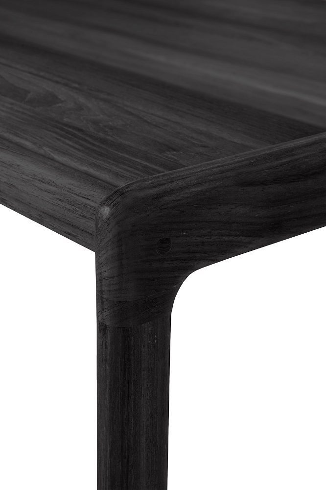 Detailaufnahme vom Ethnicraft Jack Outdoor Beistelltisch aus schwarz lackiertem Teakholz.