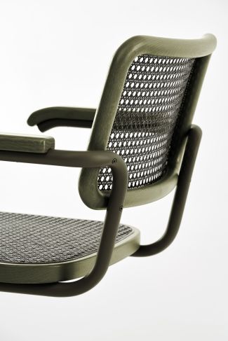 Detailaufnahme des Thonet S 64 V Freischwinger Stuhls mit Stahlrohrgestell und Wiener Geflecht in Olivgrün.