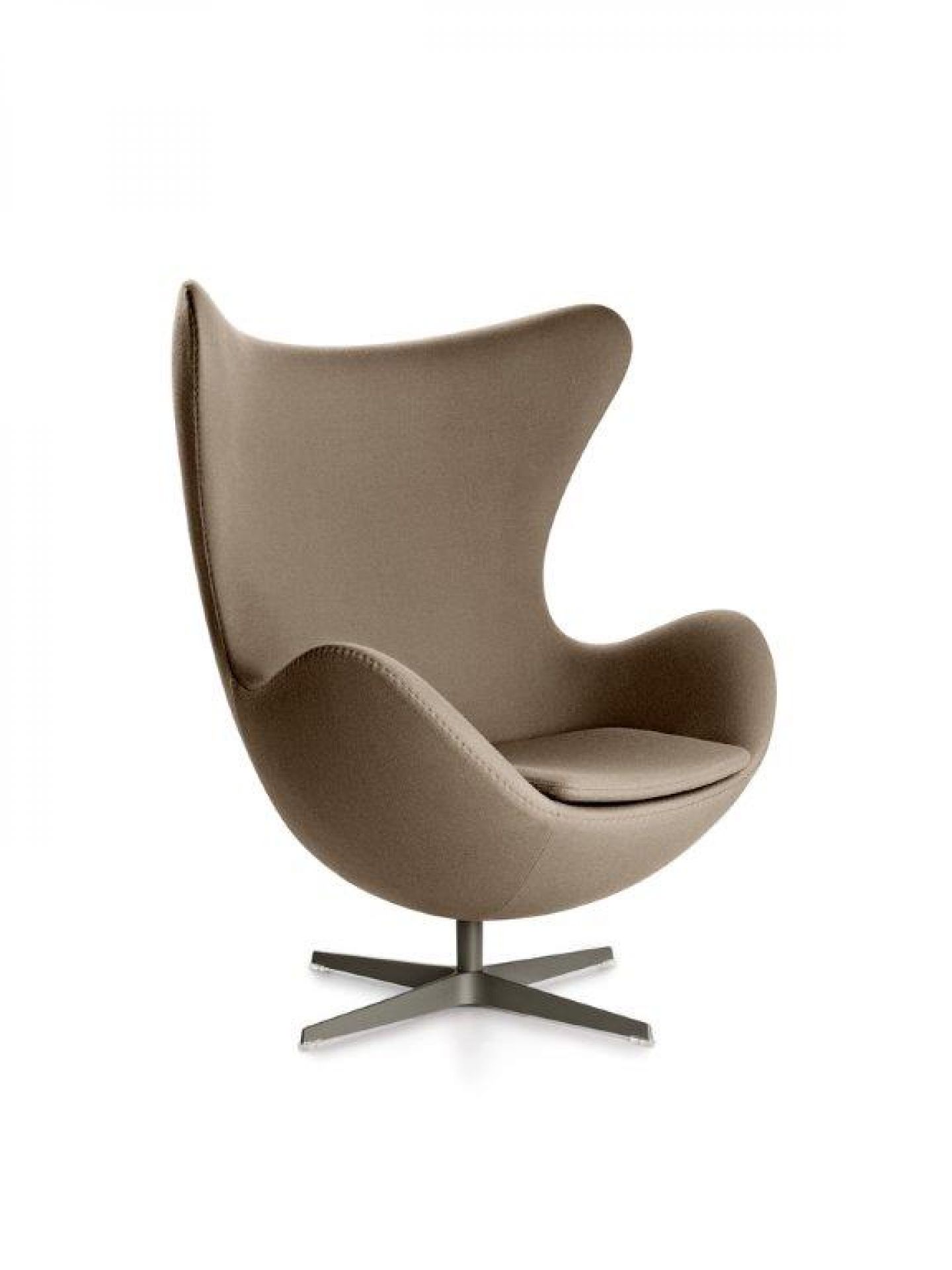 Beiger "Das Ei" Sessel von Fritz Hansen, ikonischer Designklassiker mit drehbarem Fußkreuz. Komfortabler Lounge Sessel.