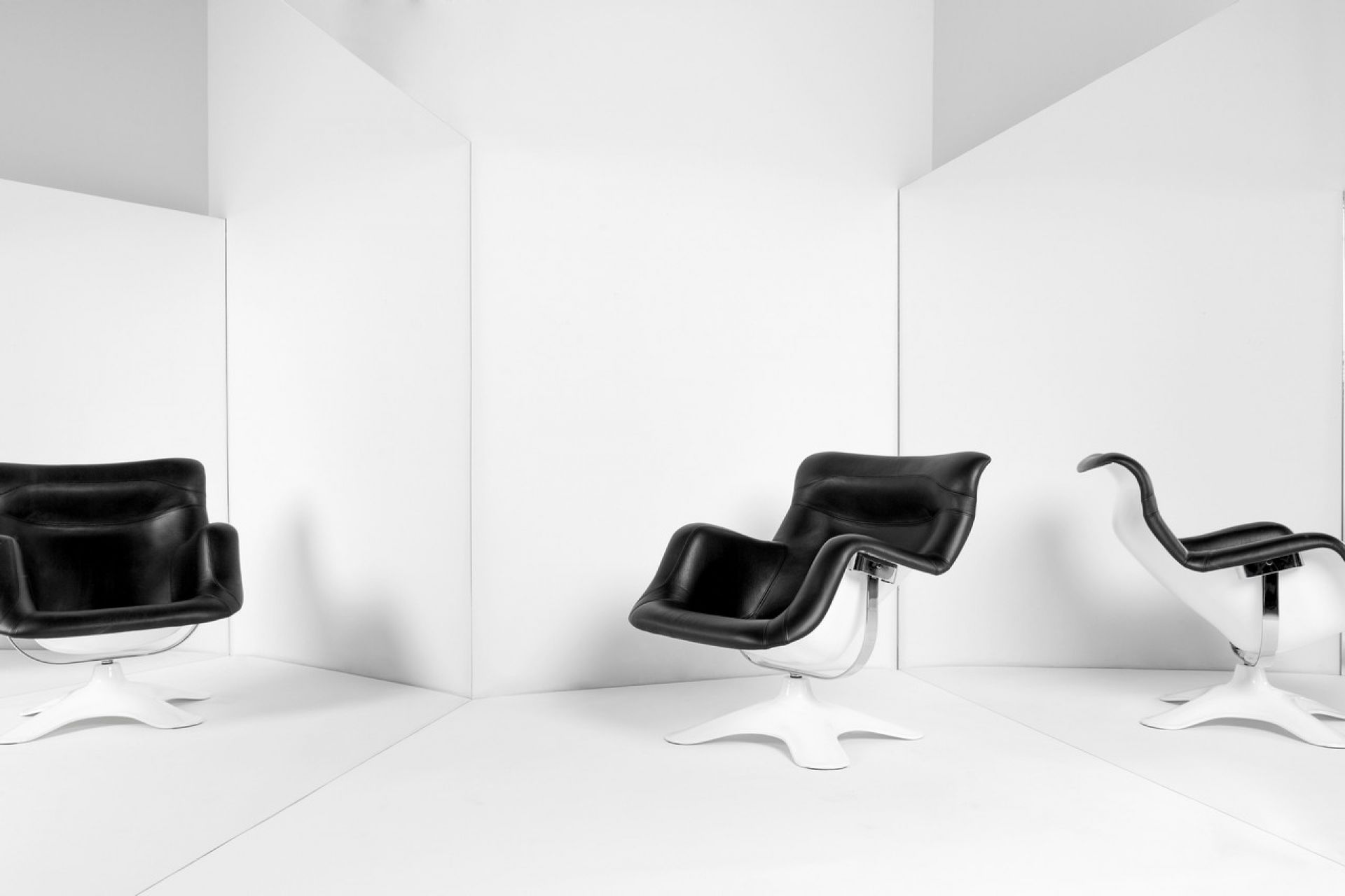 Drei Karuselli Sessel von Artek in Schwarz-Weiß: Designklassiker, Ledersessel mit Drehfuß.