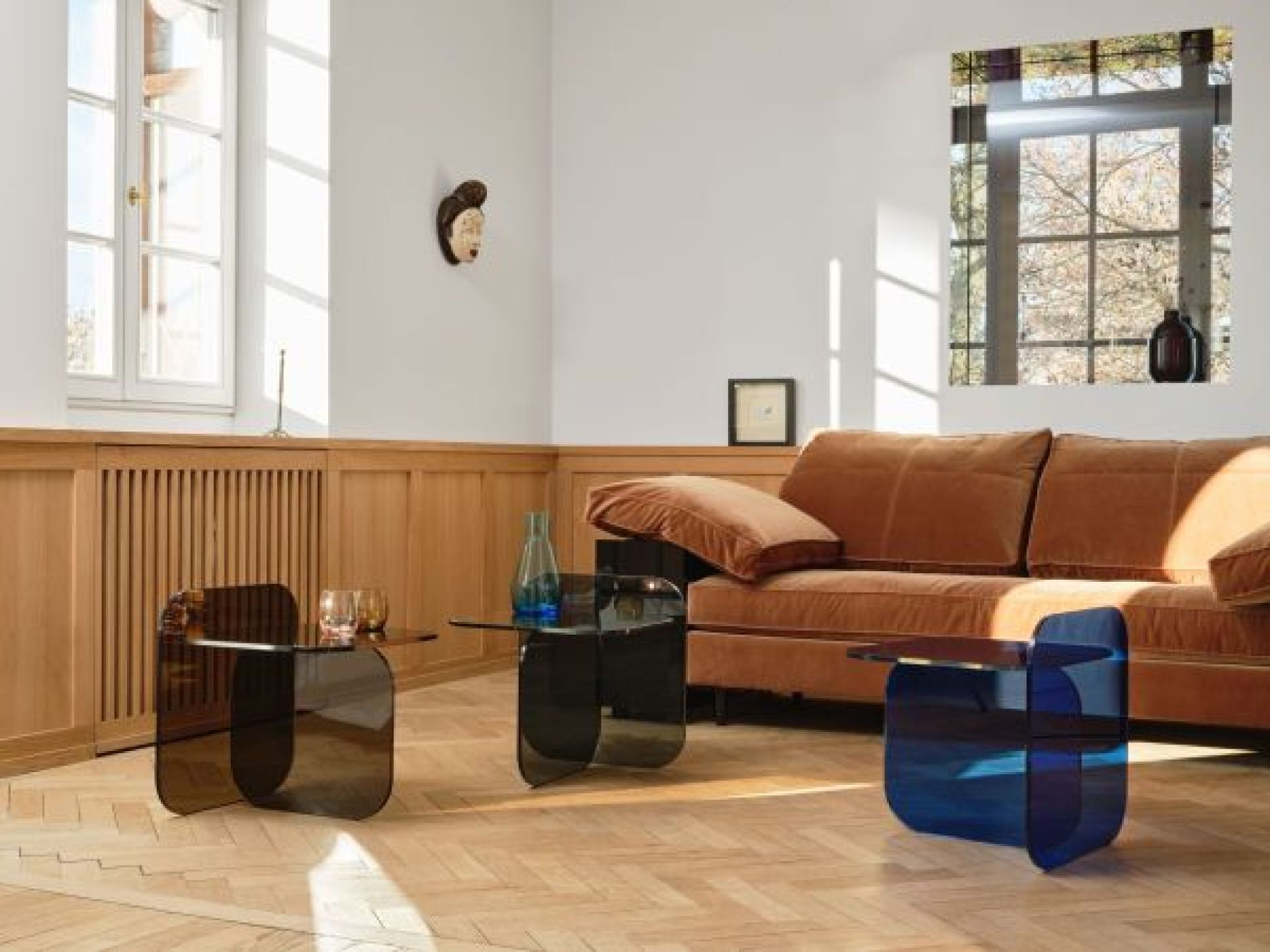 Sol Beistelltisch von ClassiCon in Blau und Schwarz im modernen Wohnzimmer.