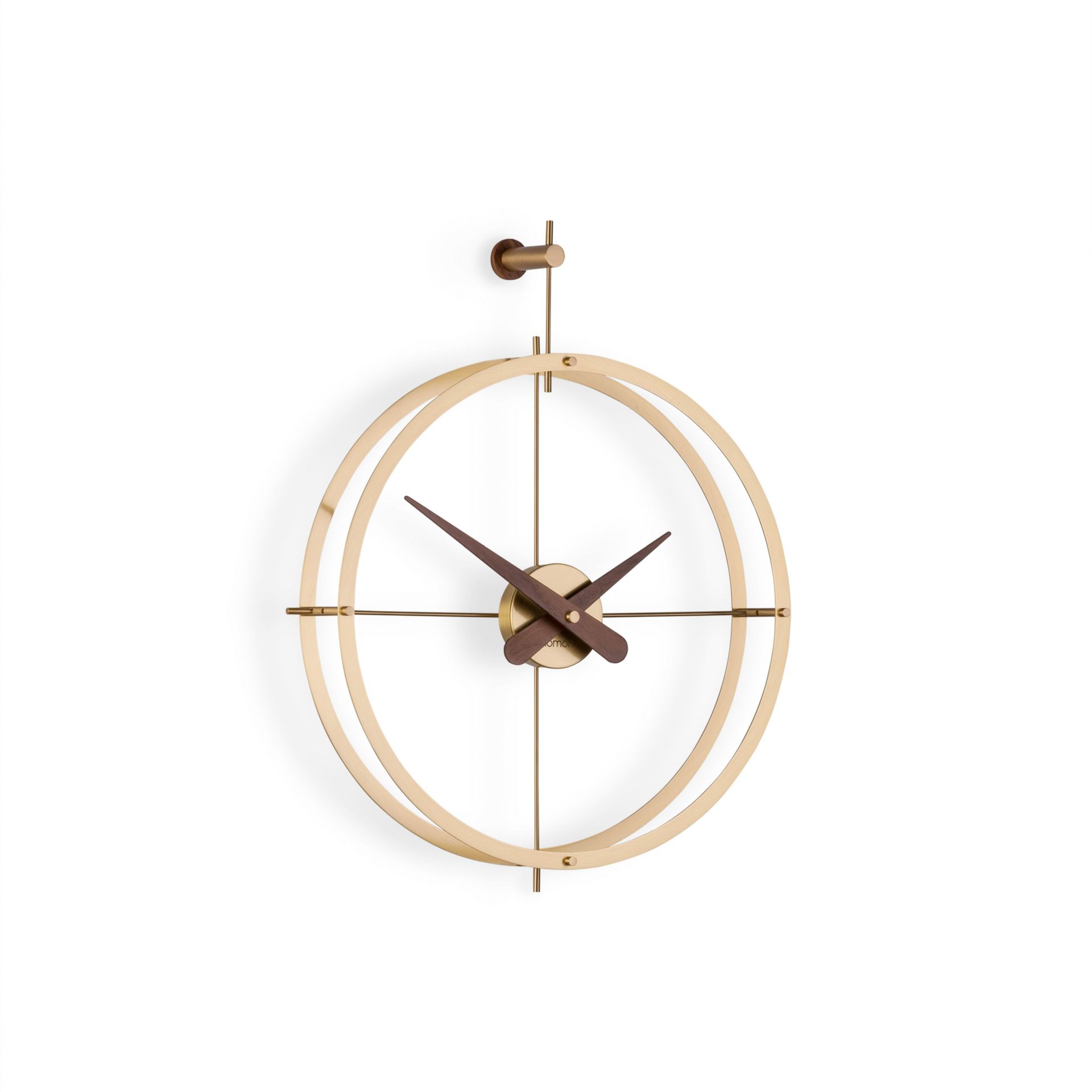 Nomon 2 Puntos Gold Wanduhr, modernes Design mit goldenen Ringen und Holzzeigern.