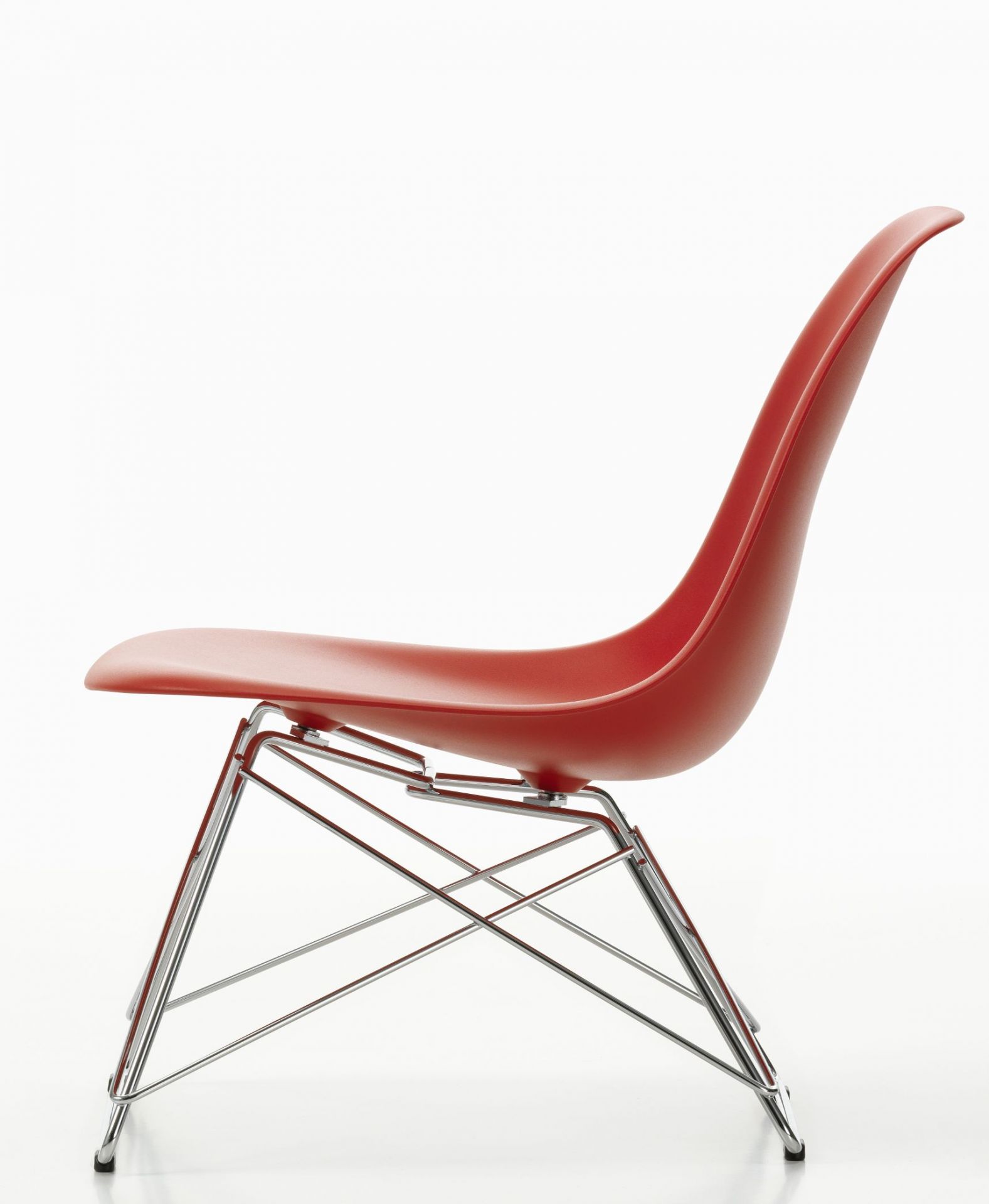 Eames Plastic Side Chair von Vitra, LSR-Modell in Rot mit verchromtem Drahtgestell, Seitenansicht.