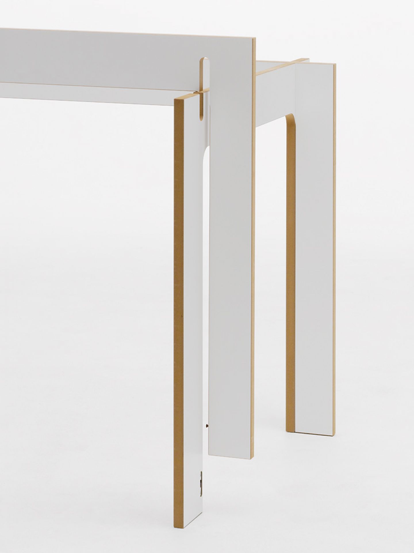 Detailaufnahme der Tischbeine der weißen Tojo Tischgruppe, modernes Design für Esszimmer oder Büro.