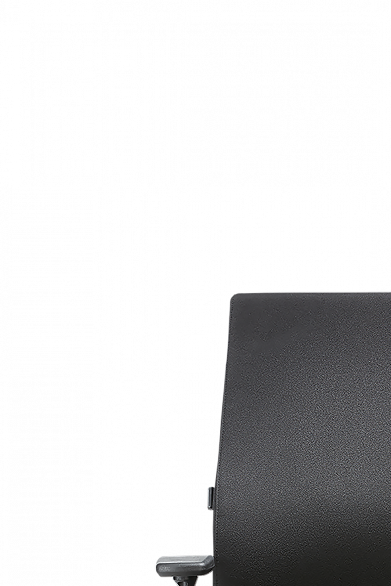 Detailaufnahme eines schwarzen Bürostuhls mit Armlehne, ergonomisch und modern für komfortables Sitzen.