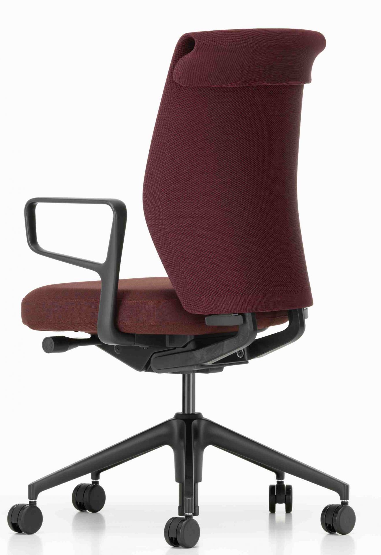 Vitra ID Cloud Bürodrehstuhl in Rotbraun, ergonomischer Drehstuhl mit Armlehnen und schwarzem Fußkreuz.