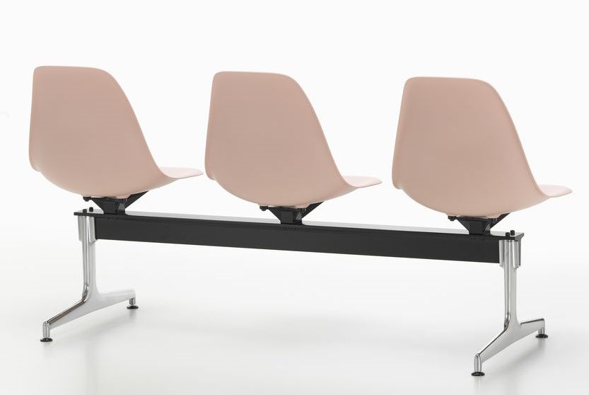 Eames Side Chair RE auf Traverse von Vitra, Warme Farbpalette, Sitzgruppe für Wartebereiche.