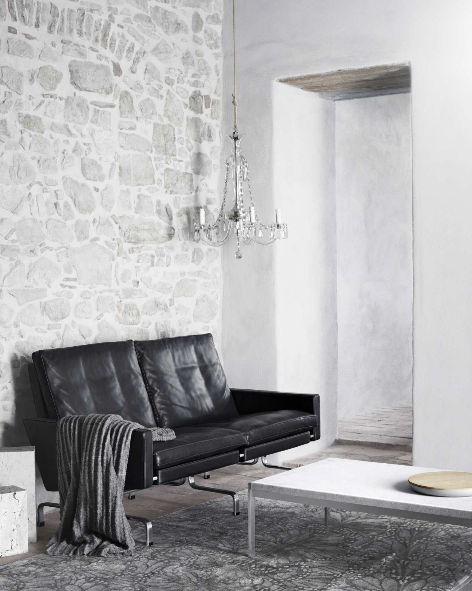 PK63A Esstisch von Fritz Hansen, B 120 cm, mit schwarzem Leder, Tisch und Teppich im modernen Wohnzimmer.