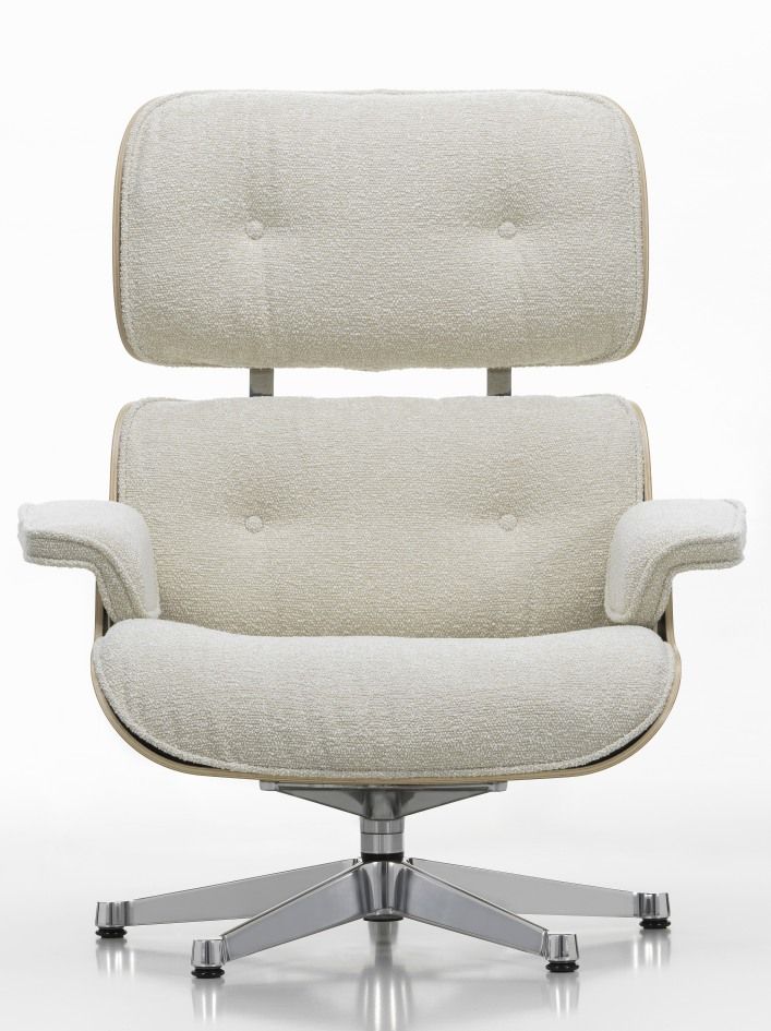 Vitra Eames Lounge Chair mit Hocker, Stoffbezug in Creme und Drehfuß aus Aluminium.