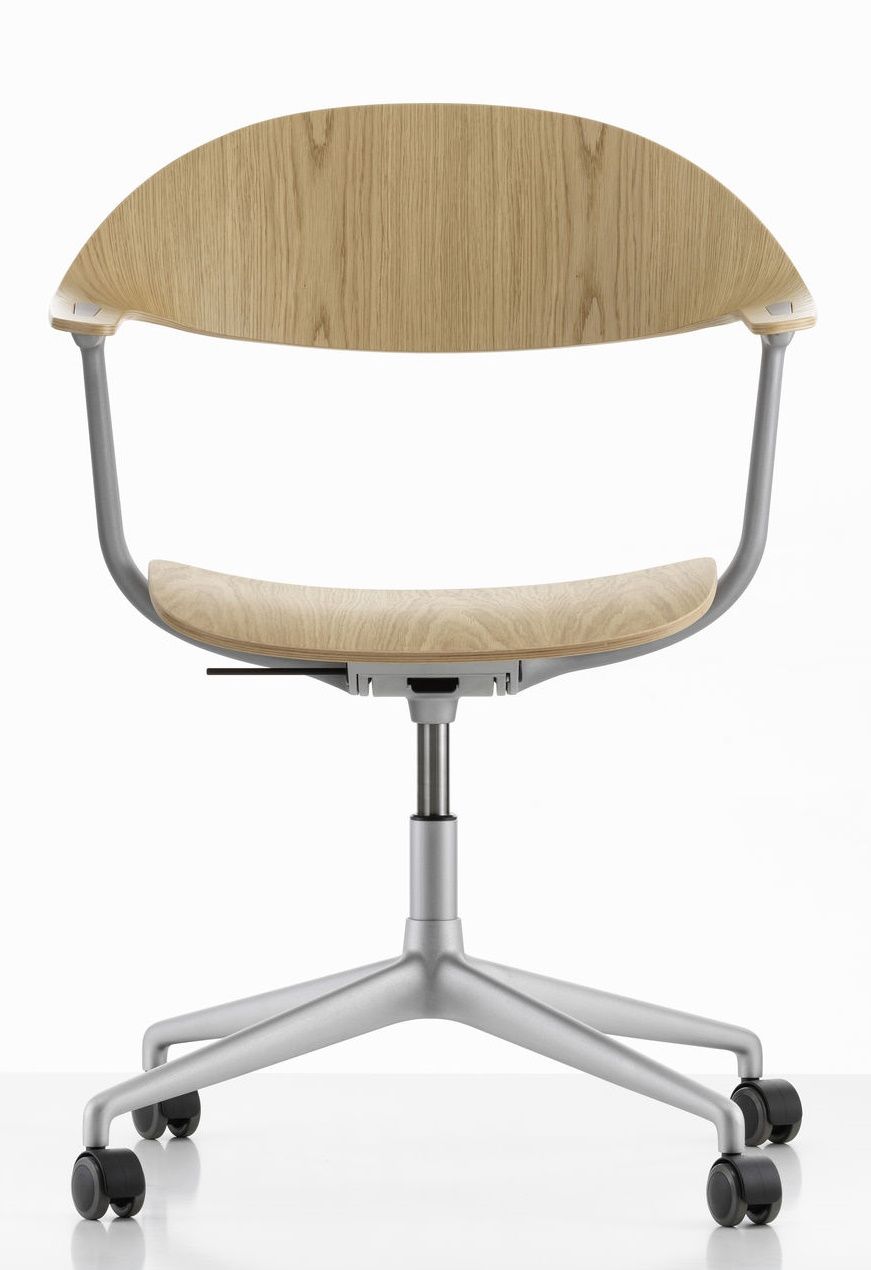Mynt Bürodrehstuhl von Vitra mit hellem Holzfurnier, Aluminiumfußkreuz und Rollen vor weißem Hintergrund.