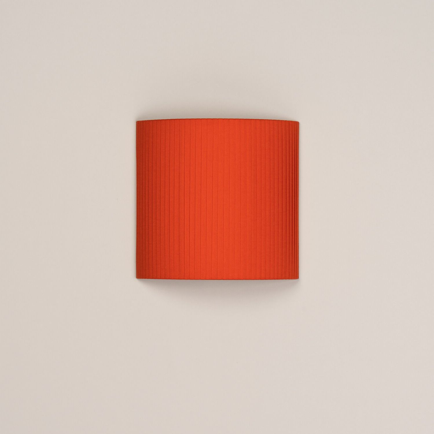 Quadratische Wandleuchte "Comodín cuadrado" von Santa & Cole mit rotem Stoffschirm. Moderne Innenbeleuchtung.
