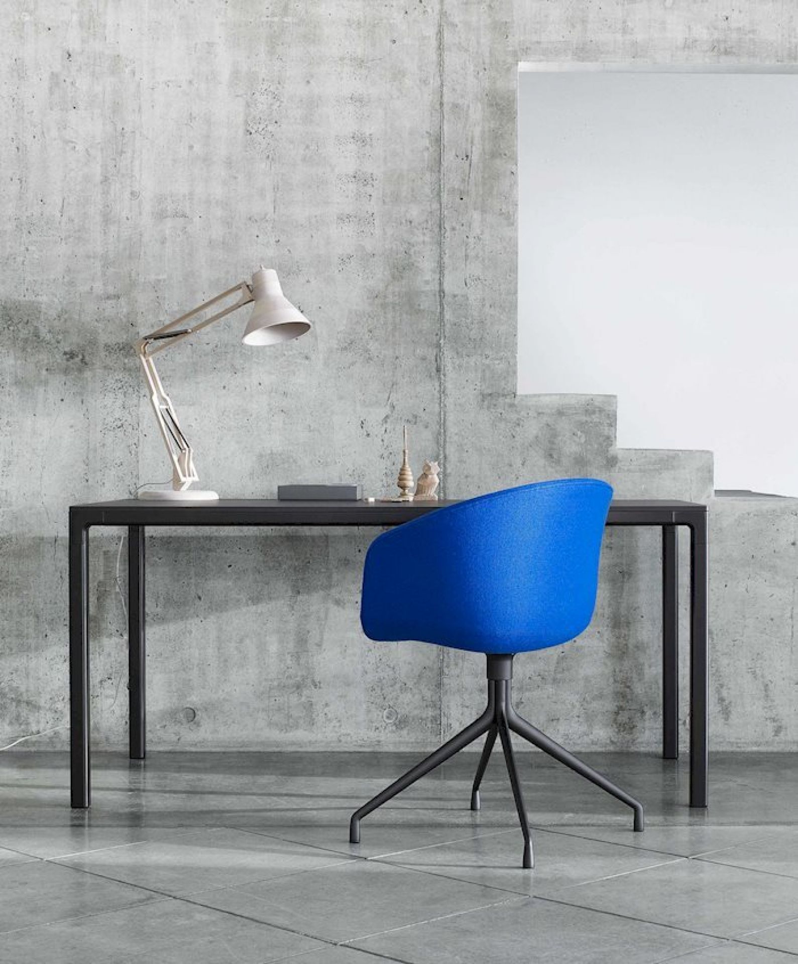 Blauer About A Chair AAC 21 Stuhl von Hay mit Vollpolster am Schreibtisch.