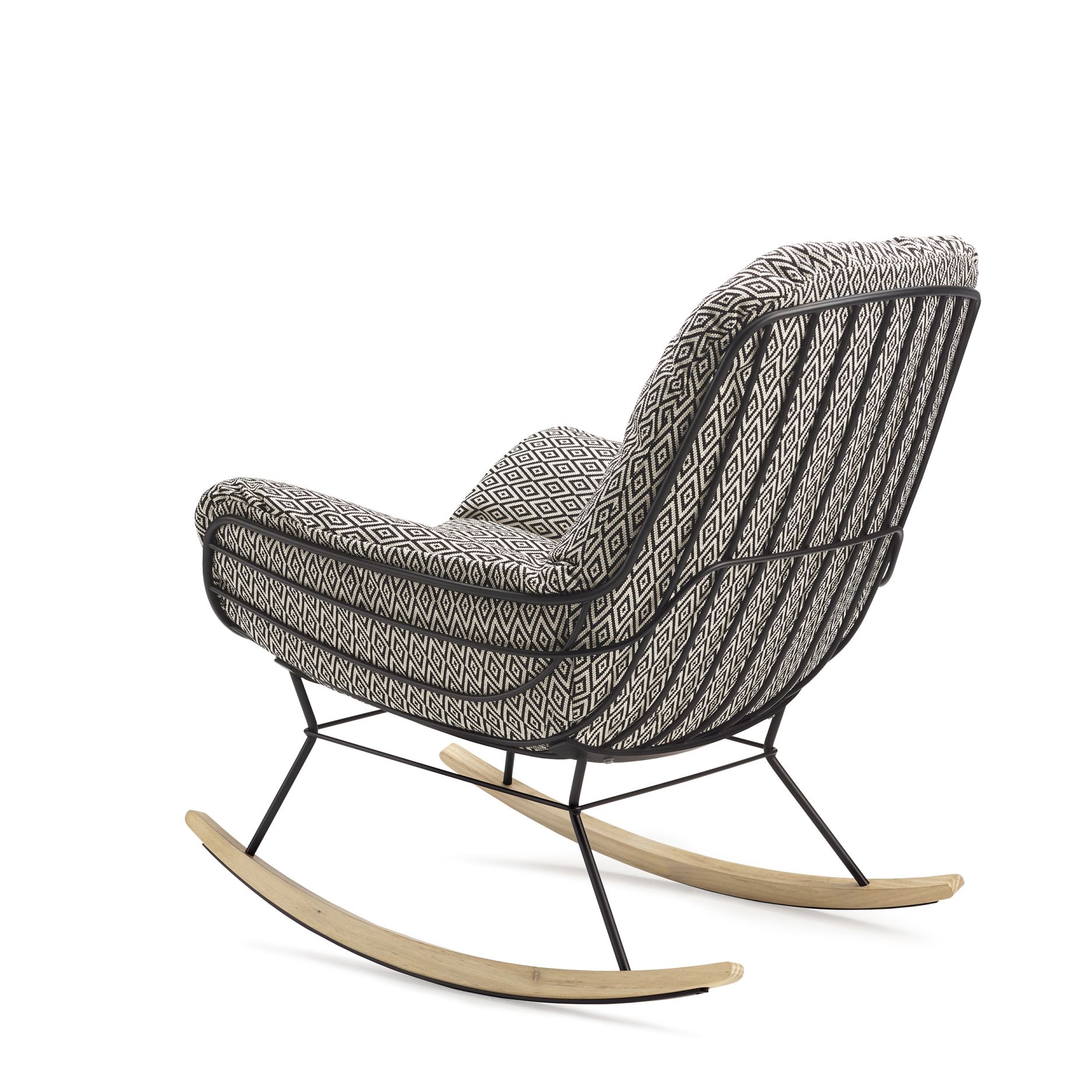 Leyasol Lounge Schaukelstuhl von Freifrau Manufaktur mit geometrischem Muster, schwarzem Metallgestell und hellen Holzschaukeln.