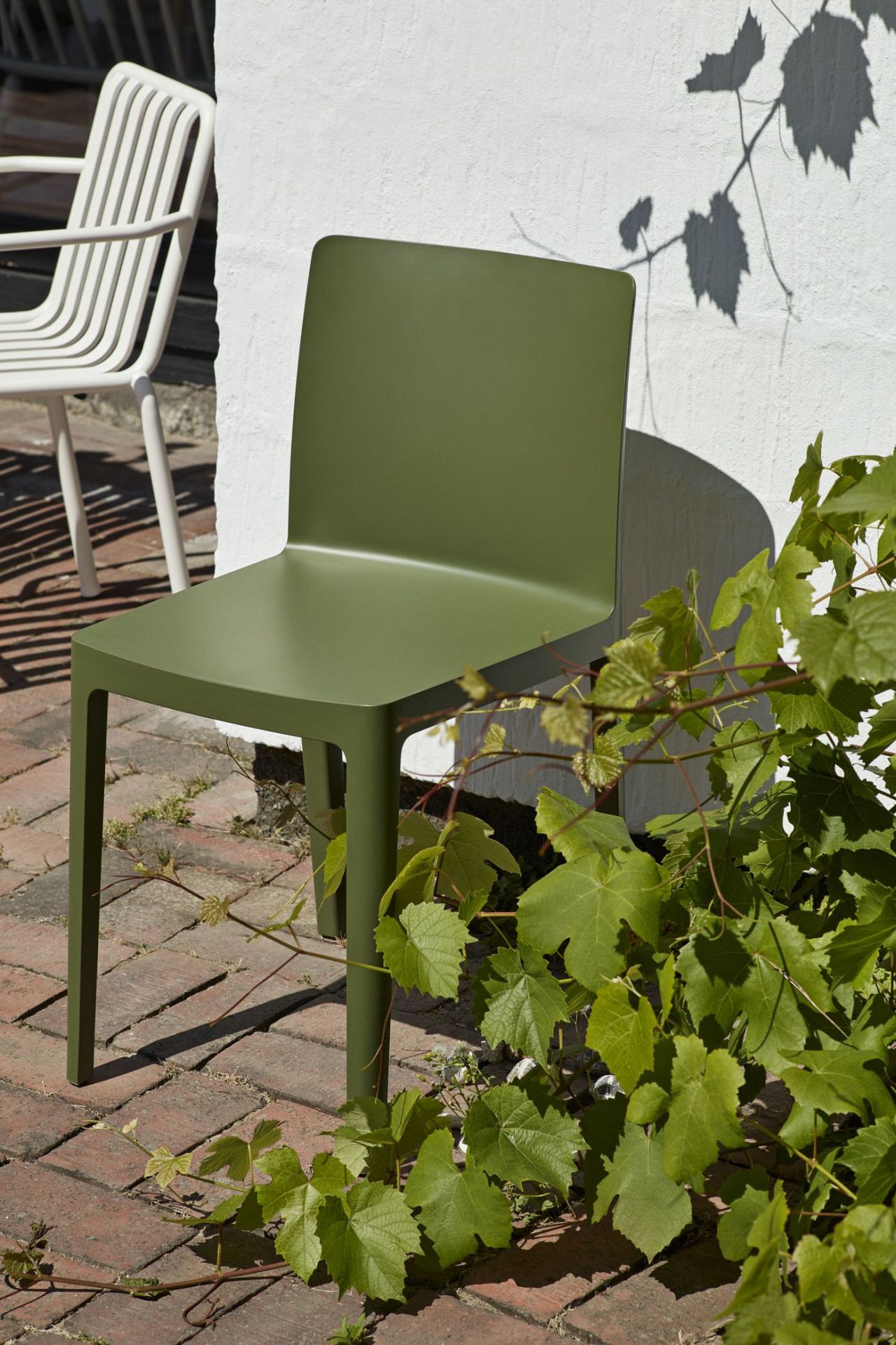 Olivefarbener Élémentaire Outdoor Stuhl von Hay, minimalistisches Design für Garten und Terrasse. Einzelstück.