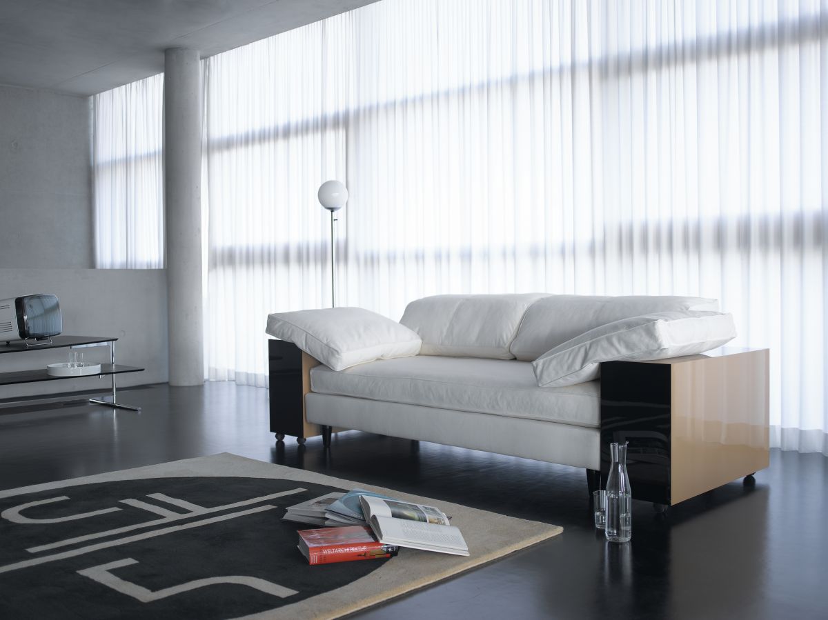 St. Tropez Teppich 300x250cm ClassiCon in modernem Wohnzimmer mit weißem Sofa und Designermöbeln.