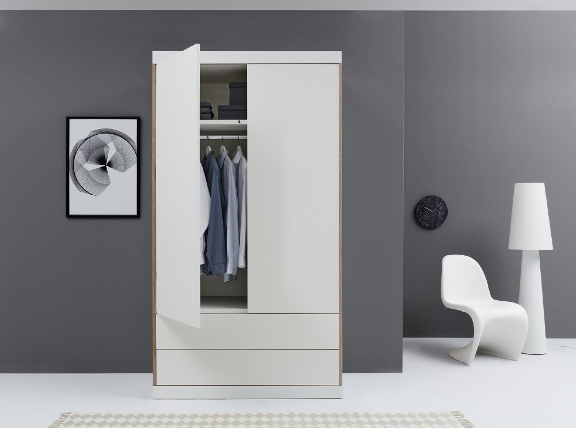 Flai Kleiderschrank von Müller Möbelwerkstätten mit zwei Türen, zwei Schubladen und Kleiderstange.