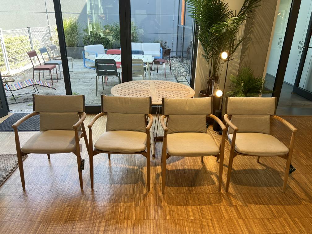 Embrace Tischkombination von Carl Hansen & Søn, Outdoor-Möbel Ausstellungsstück mit Stühlen und Tisch für den Garten.