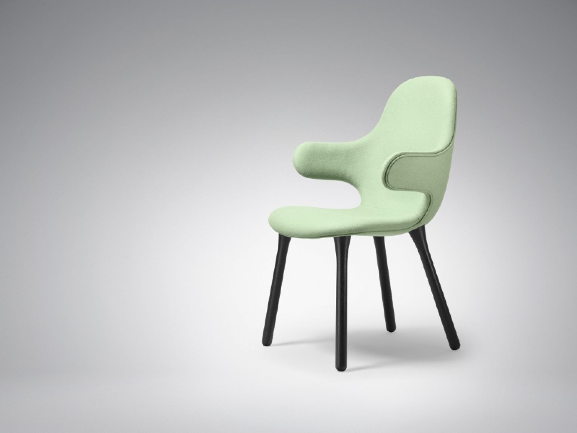 AndTradition Catch Chair JH1 Stuhl in Hellgrün mit schwarzen Holzbeinen, moderner Designstuhl.