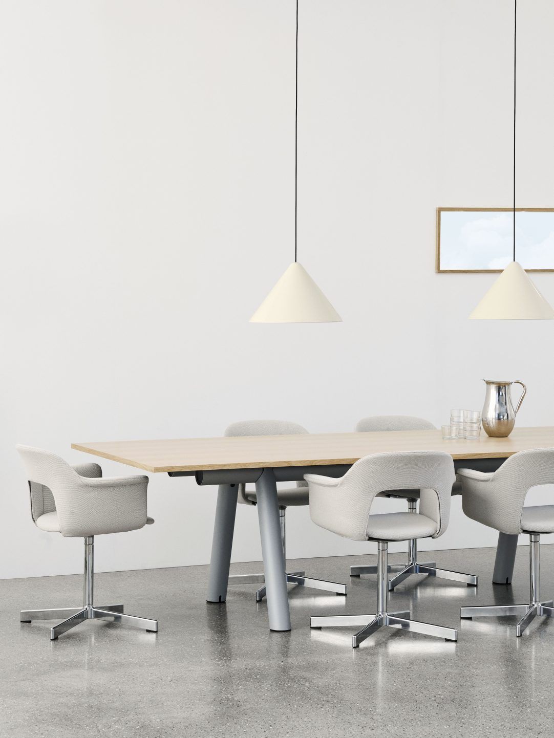 Esszimmer mit Esstisch und mehreren grauen Layout Armchair 234 Armlehnstühlen von Hay.