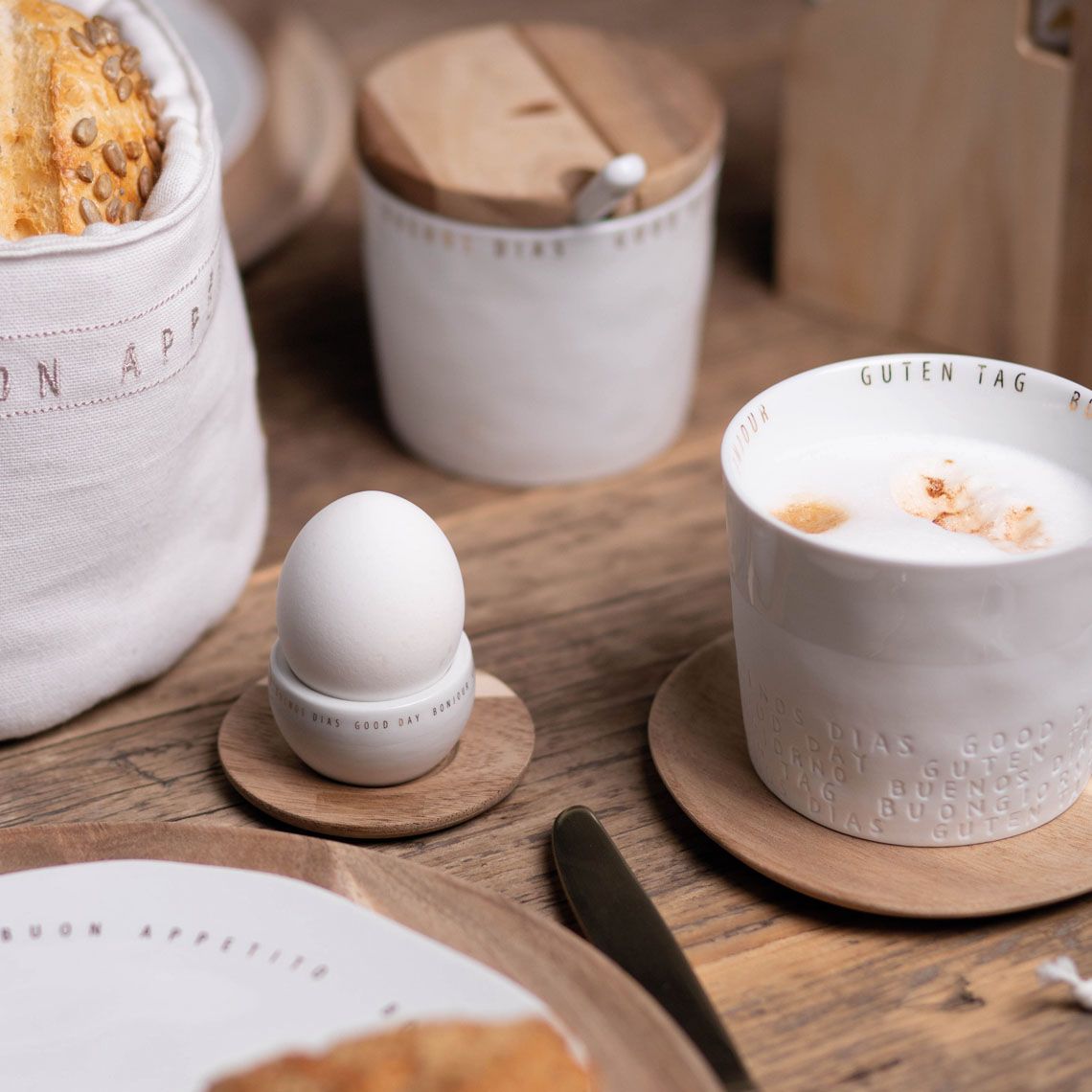Guten Appetit 3-er Set Räder: Frühstückstisch mit Brotkorb, Eierbecher, Zuckerdose und Cappuccino Tasse aus Keramik.