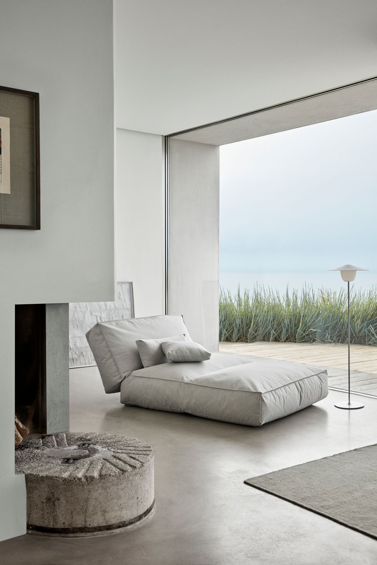 Helles Interieur mit STAY Kissen von Blomus, Outdoor-Lounge Möbel für entspannte Stunden.