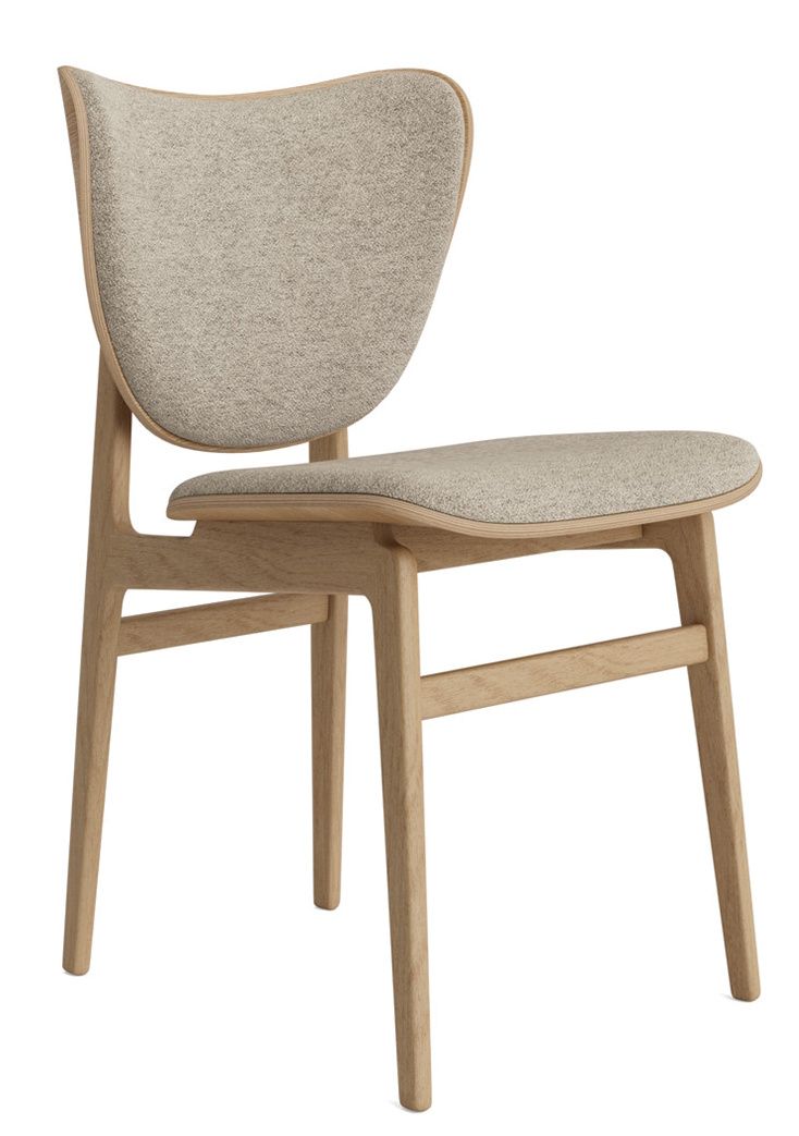NORR11 Elephant Dining Chair, vollgepolsterter Stuhl mit hellem Holzrahmen und beigem Stoffbezug.