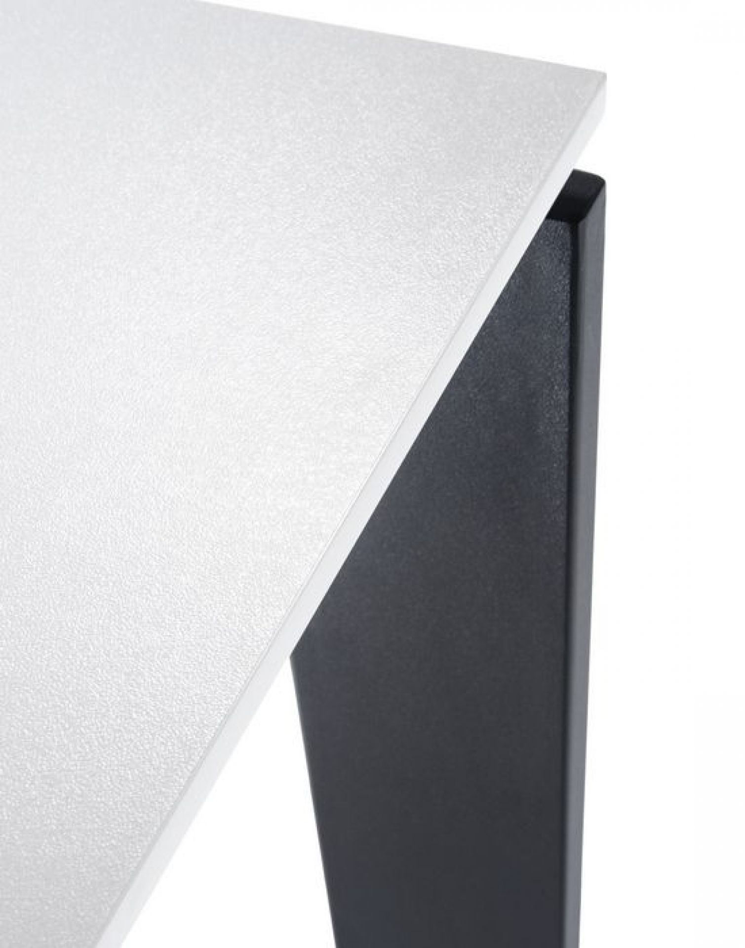 Detailaufnahme vom Kartell Four Tisch: Weiße Tischplatte und schwarzes Tischbein.