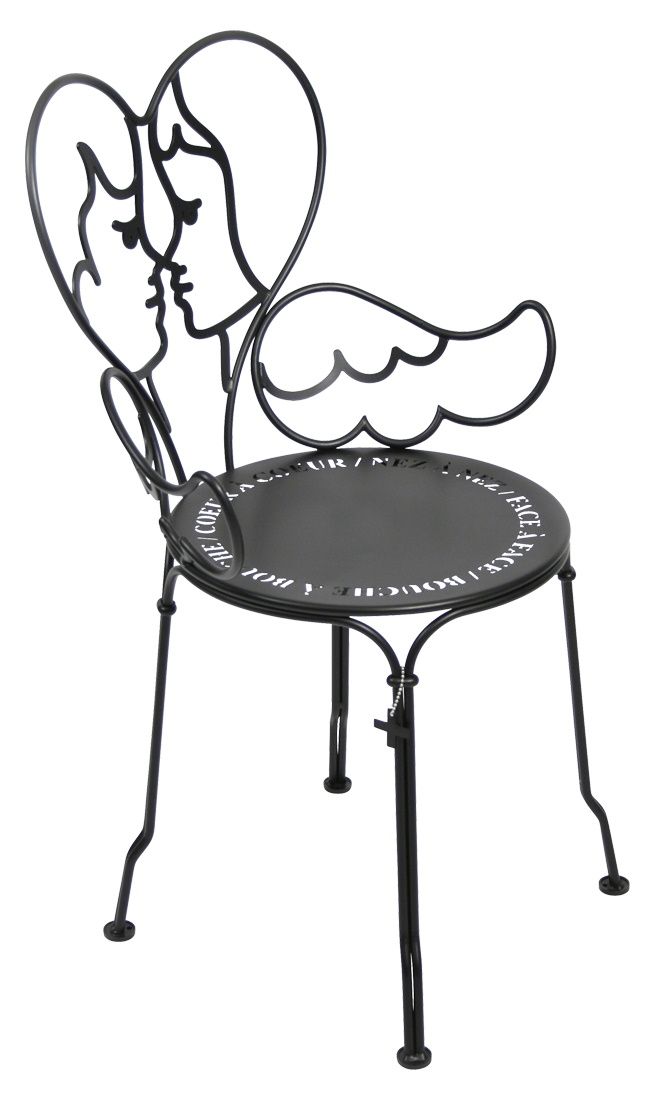 Schwarzer Ange Stuhl von Fermob für den Außenbereich mit filigranem Design aus Metall und Herzmotiv.