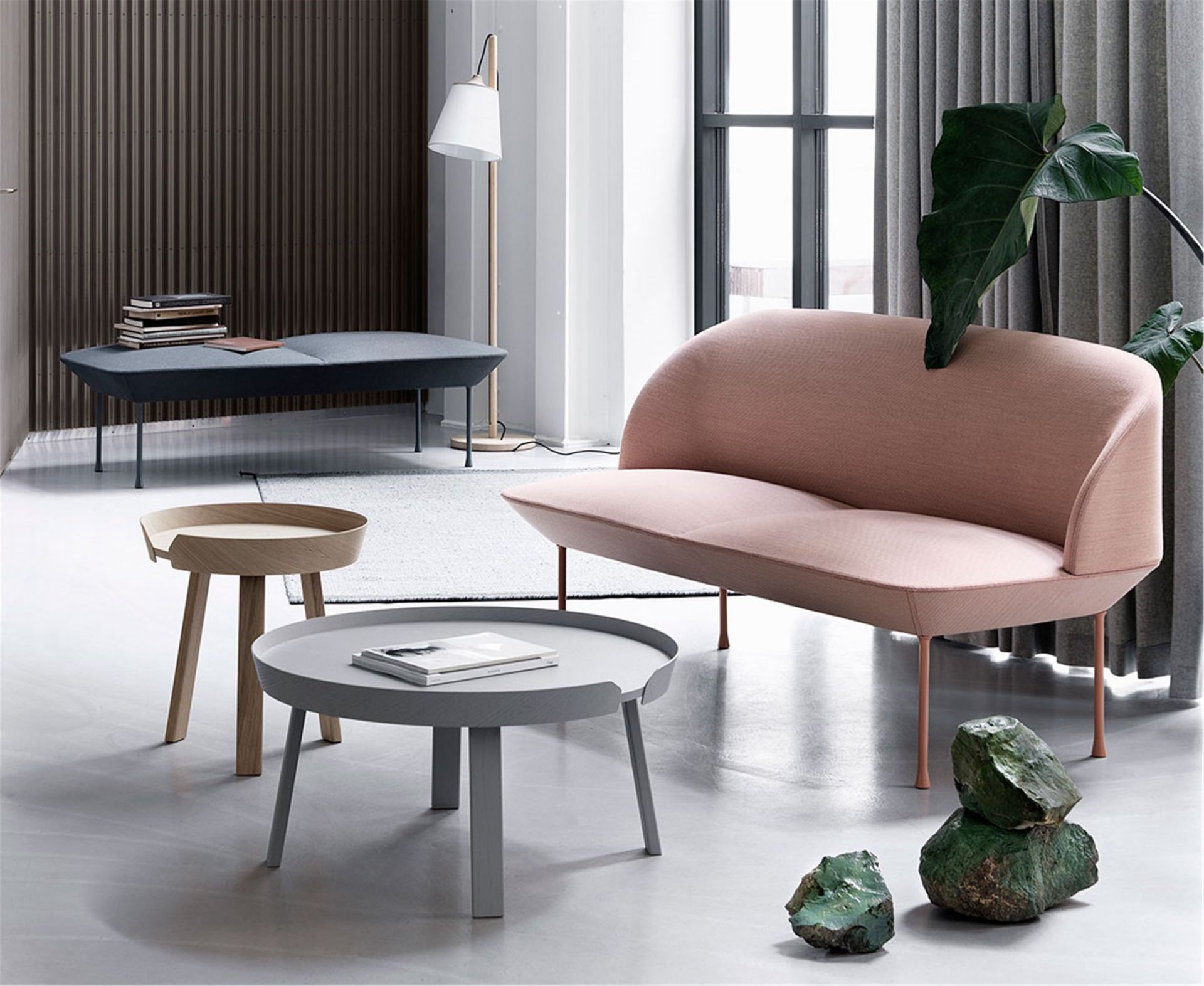 Helles Wohnzimmer mit Oslo Sofa, Beistelltischen und Bank. Modernes skandinavisches Design für Wohnraumgestaltung.