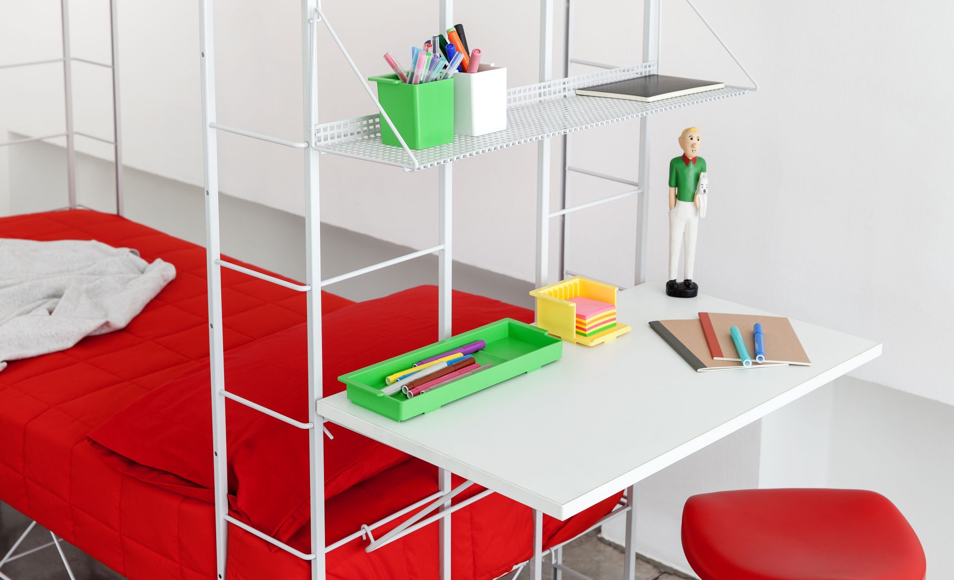 Abitacolo Multifunktionsbett von Rexite mit roter Matratze, weißem Gestell, Schreibtisch und Ablageflächen für Bürobedarf.