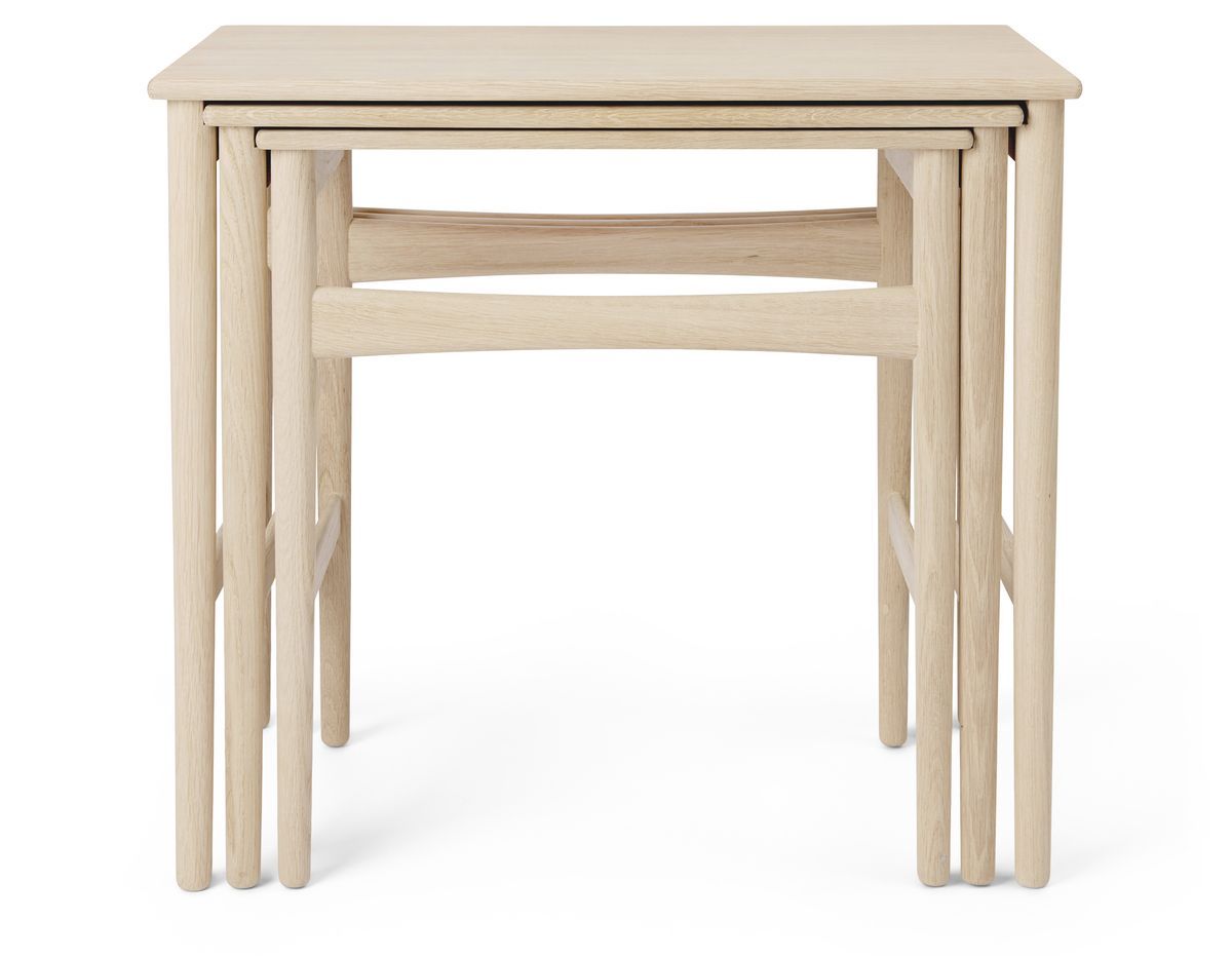 CH004 Beistelltische: 3er Set aus hellem Holz, ineinander geschoben, von Carl Hansen.