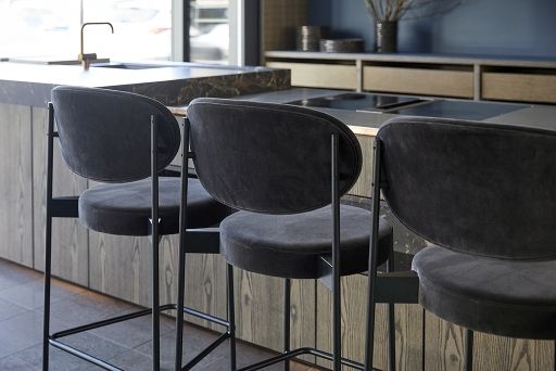 Schwarze Series 430 Barhocker von Verpan, 75 cm hoch, mit Remix 123 Bezug, Detailaufnahme der Rückenlehnen.