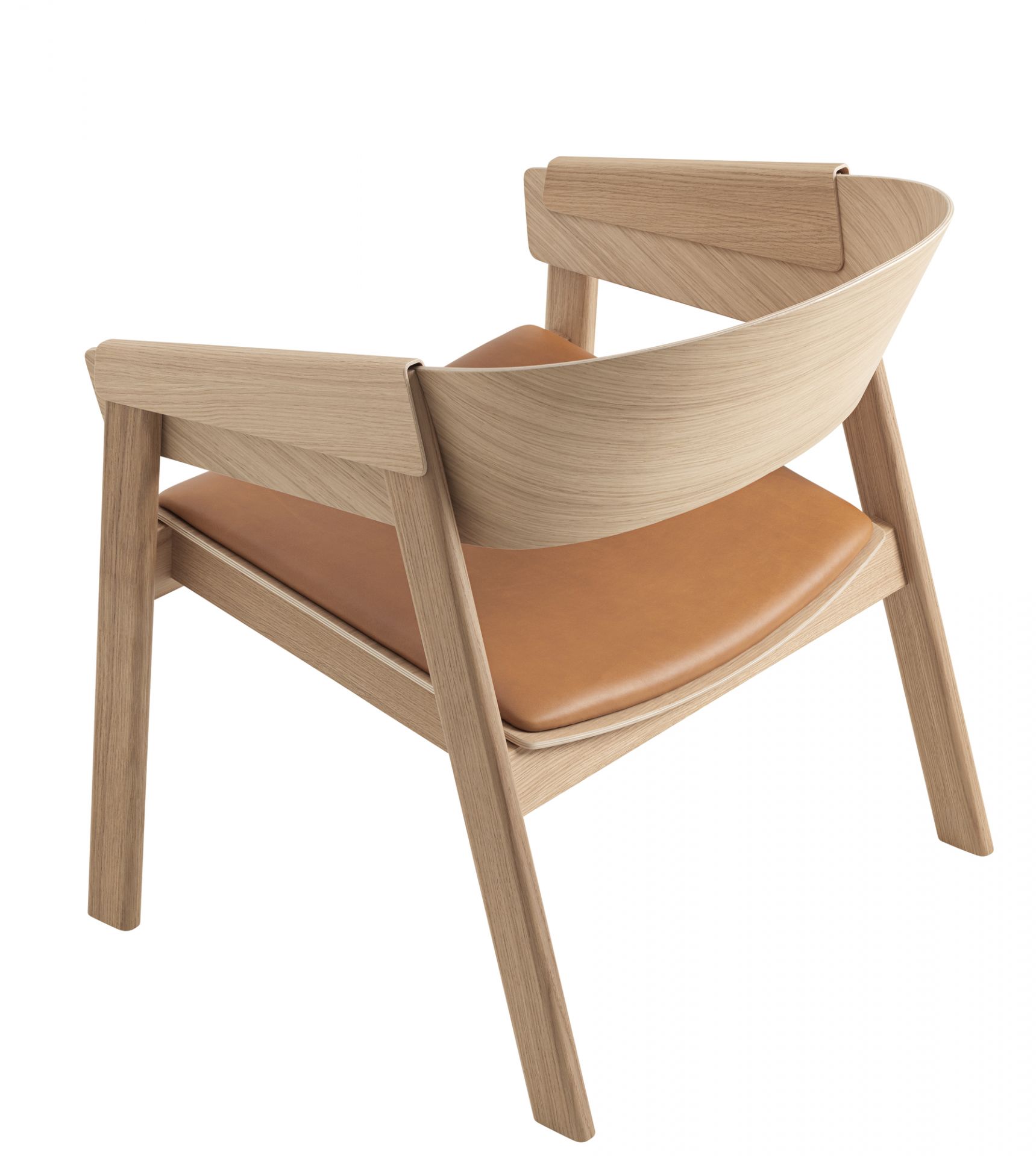 Muuto Cover Lounge Chair Stuhl aus Eichenholz mit cognacfarbenem Lederpolster, Ansicht von hinten.