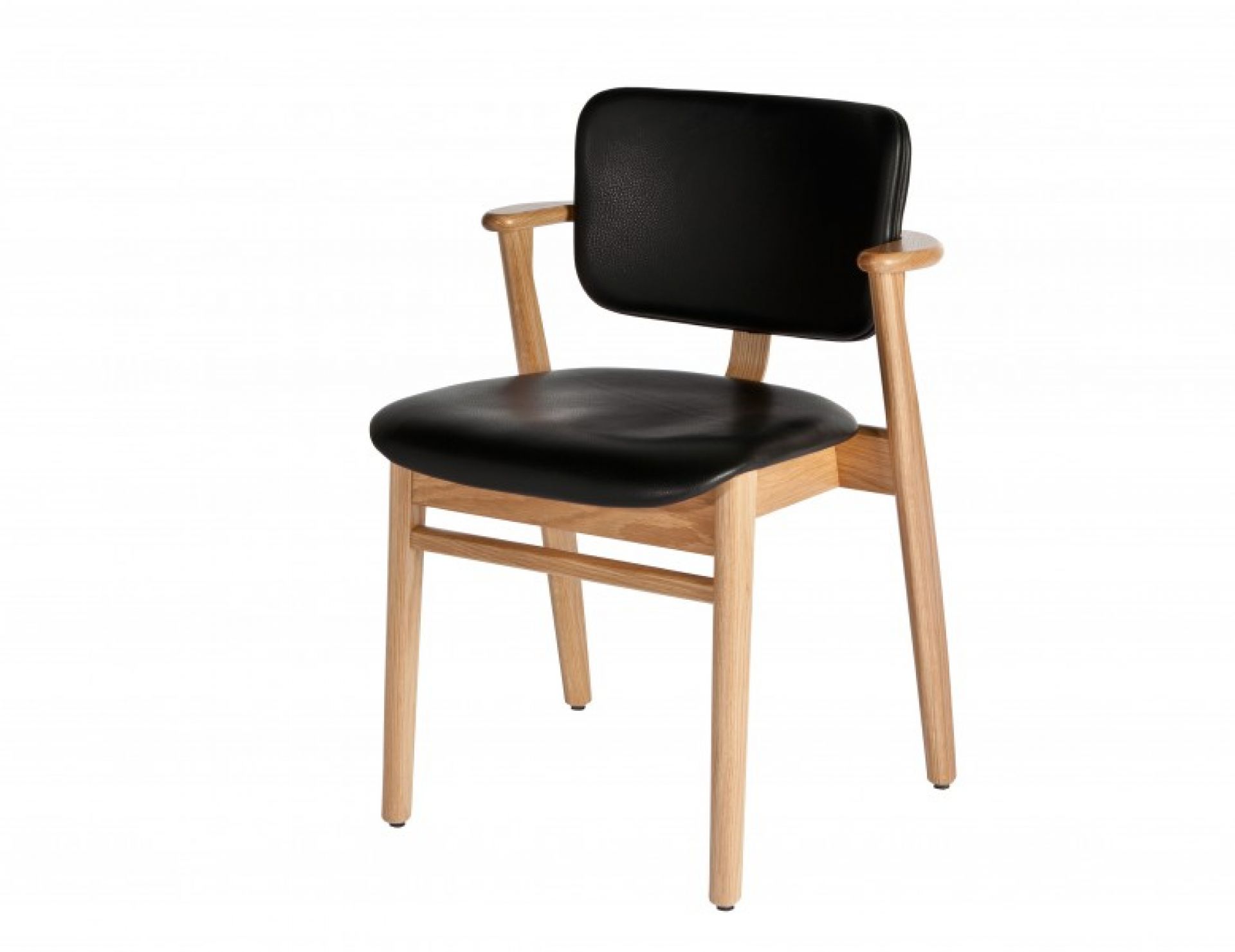 Artek Domus Stuhl mit Armlehnen, Holzgestell und schwarzer Lederpolsterung, skandinavisches Design.