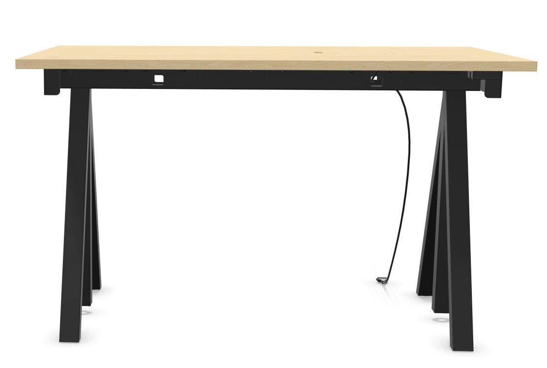 Wordesk Table Schreibtisch von String Furniture mit heller Tischplatte und schwarzem Gestell, Kabelmanagement sichtbar.