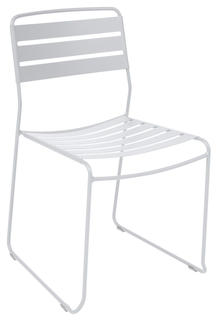 Weißer Surprising Chair Stuhl von Fermob für den Außenbereich, minimalistisches Design mit Lattenmuster.
