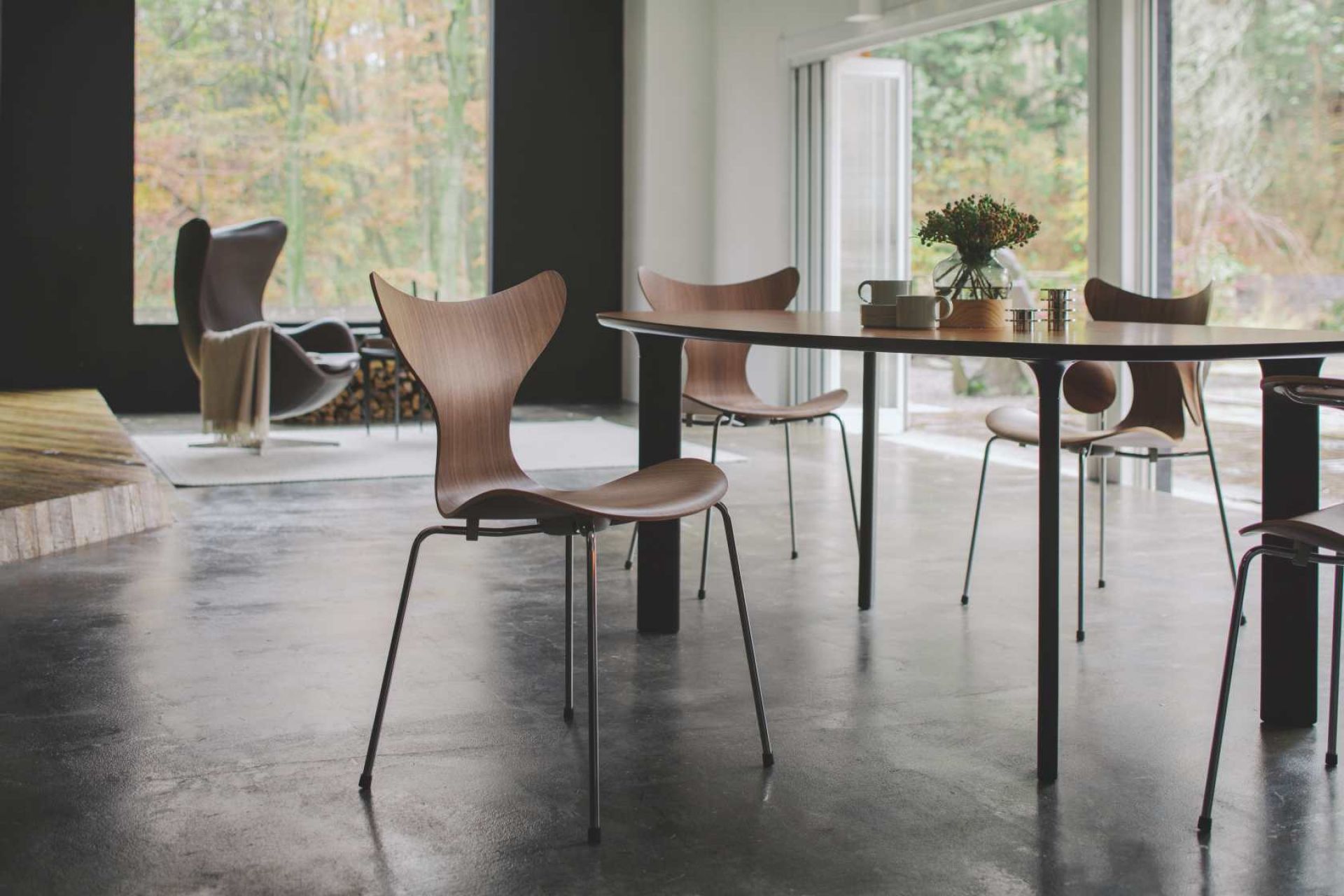 Lily Stuhl von Fritz Hansen, Modell 3108, aus Holz und Metall im modernen Esszimmer.