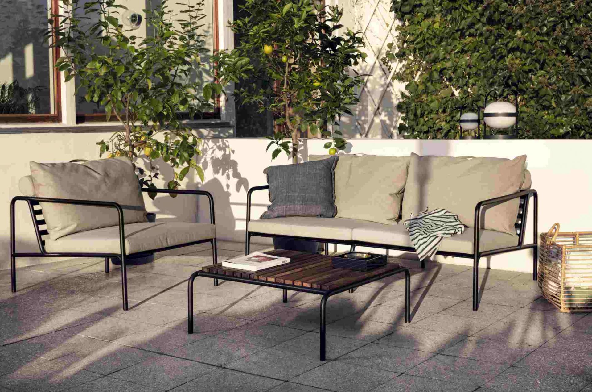 Avon 2-Sitzer Sofa von Houe für den Außenbereich mit Sessel und Couchtisch auf Terrasse.
