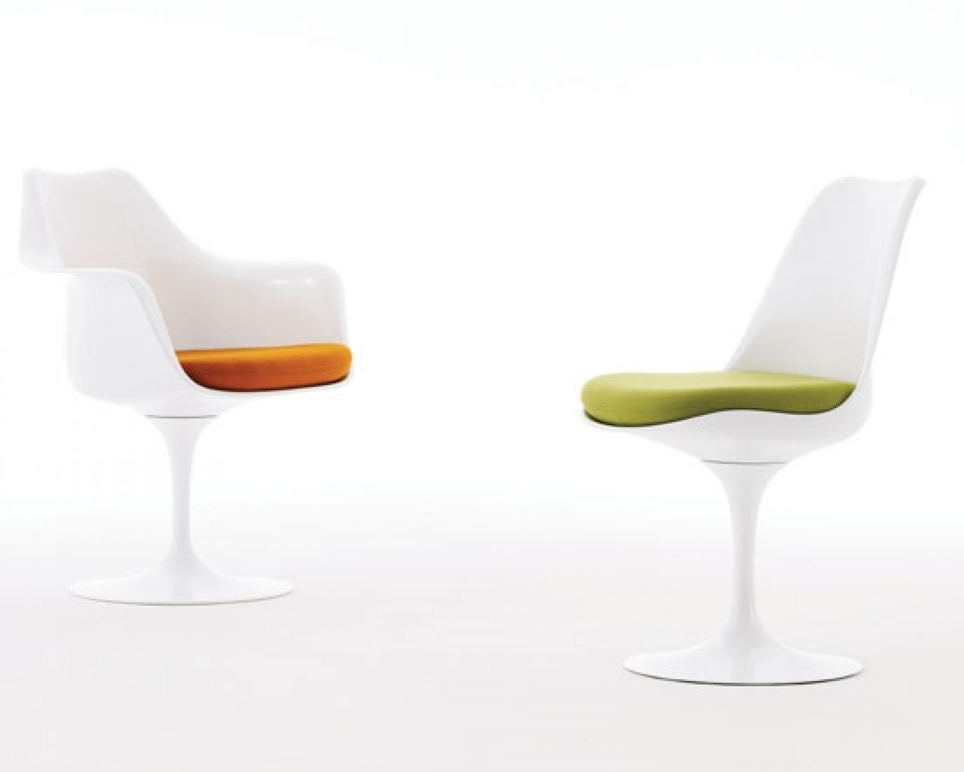 Zwei Tulip Chair Stühle von Knoll International, einer mit Armlehne und orangefarbenem Kissen.