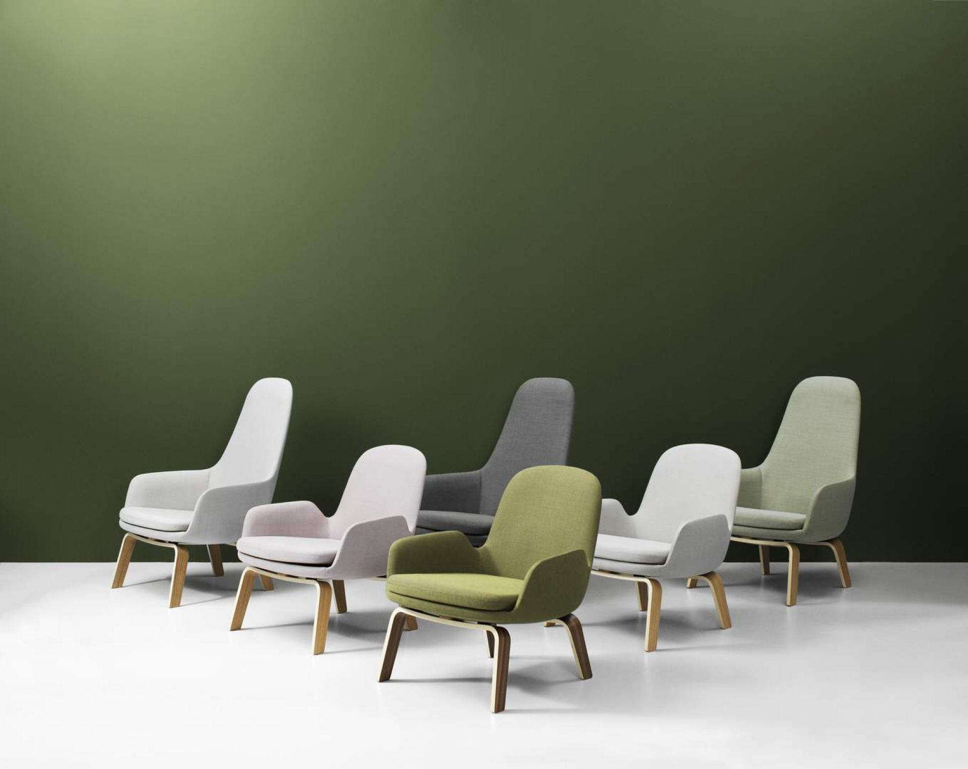 Eine Reihe von Era Lounge Sesseln von Normann Copenhagen in verschiedenen Farben.