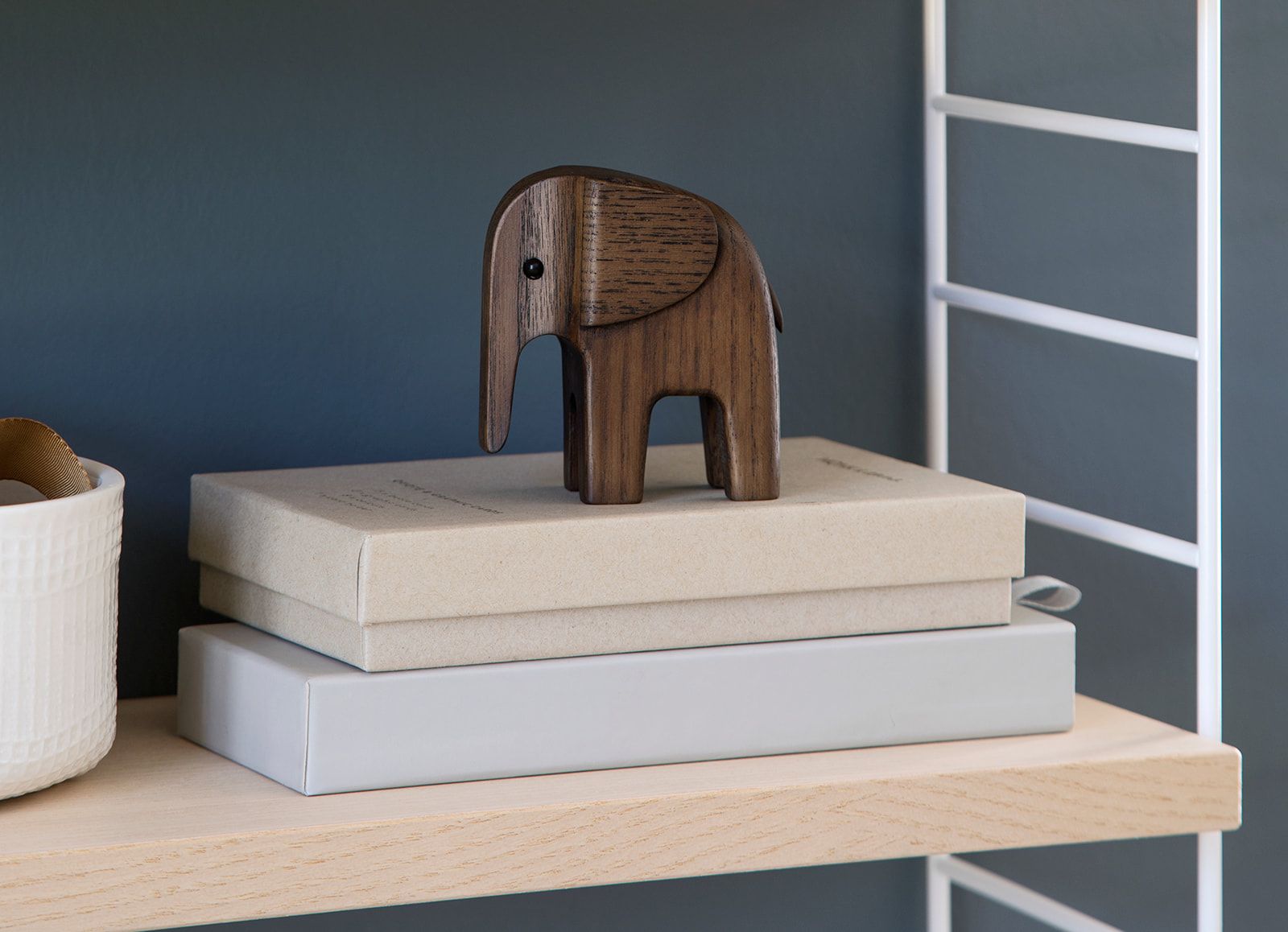Rauchgebeizter Holz Elefant von Novoform als Dekoration auf einem Regal, minimalistisch und skandinavisch.