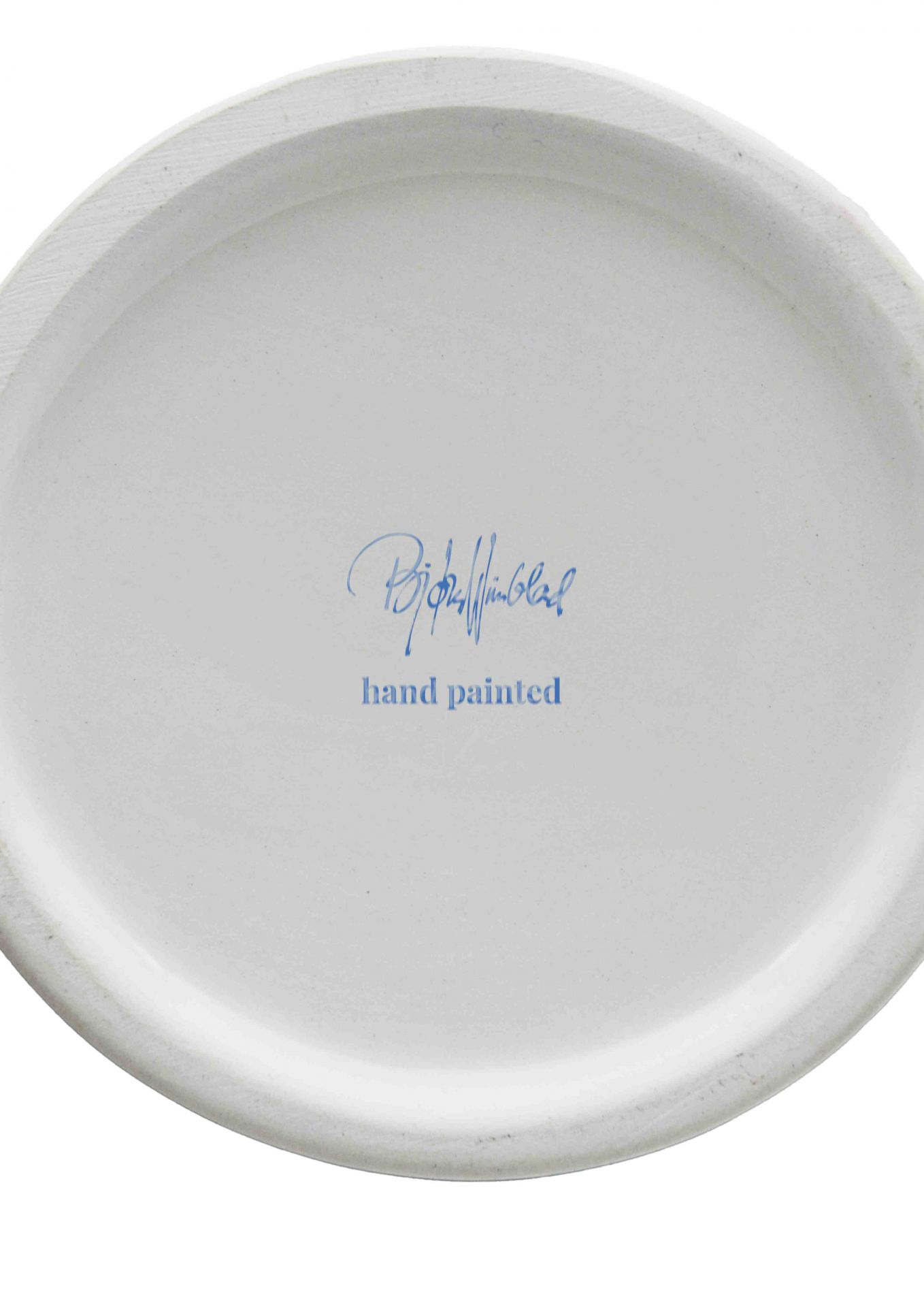 Detailaufnahme des Bodens der Bjorn Wiinblad "Lady with Hat" Vase mit Signatur und "hand painted".