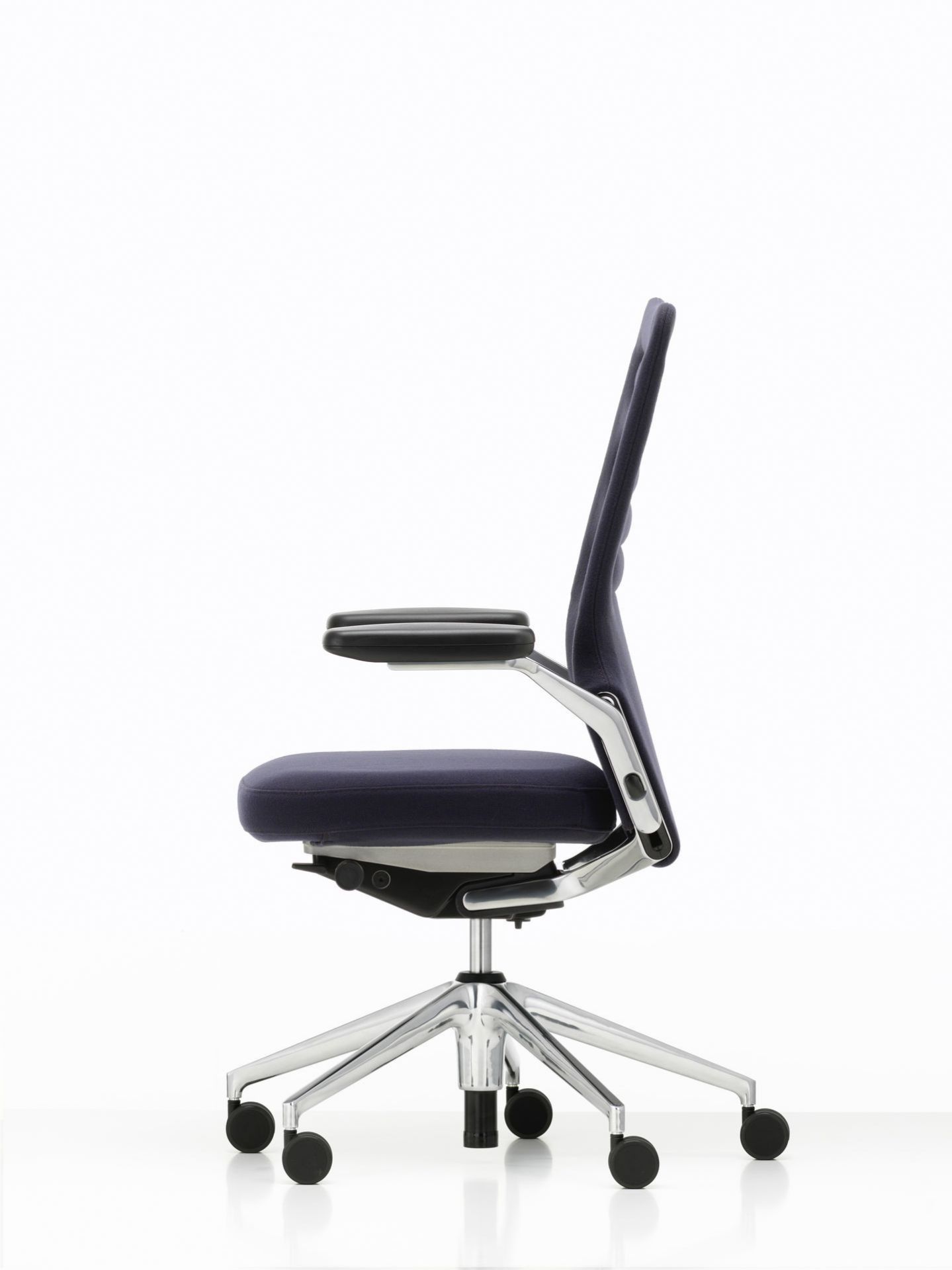 AC5 Work Bürodrehstuhl von Vitra in Blau, ergonomischer Schreibtischstuhl mit Chromfußkreuz und Armlehnen.
