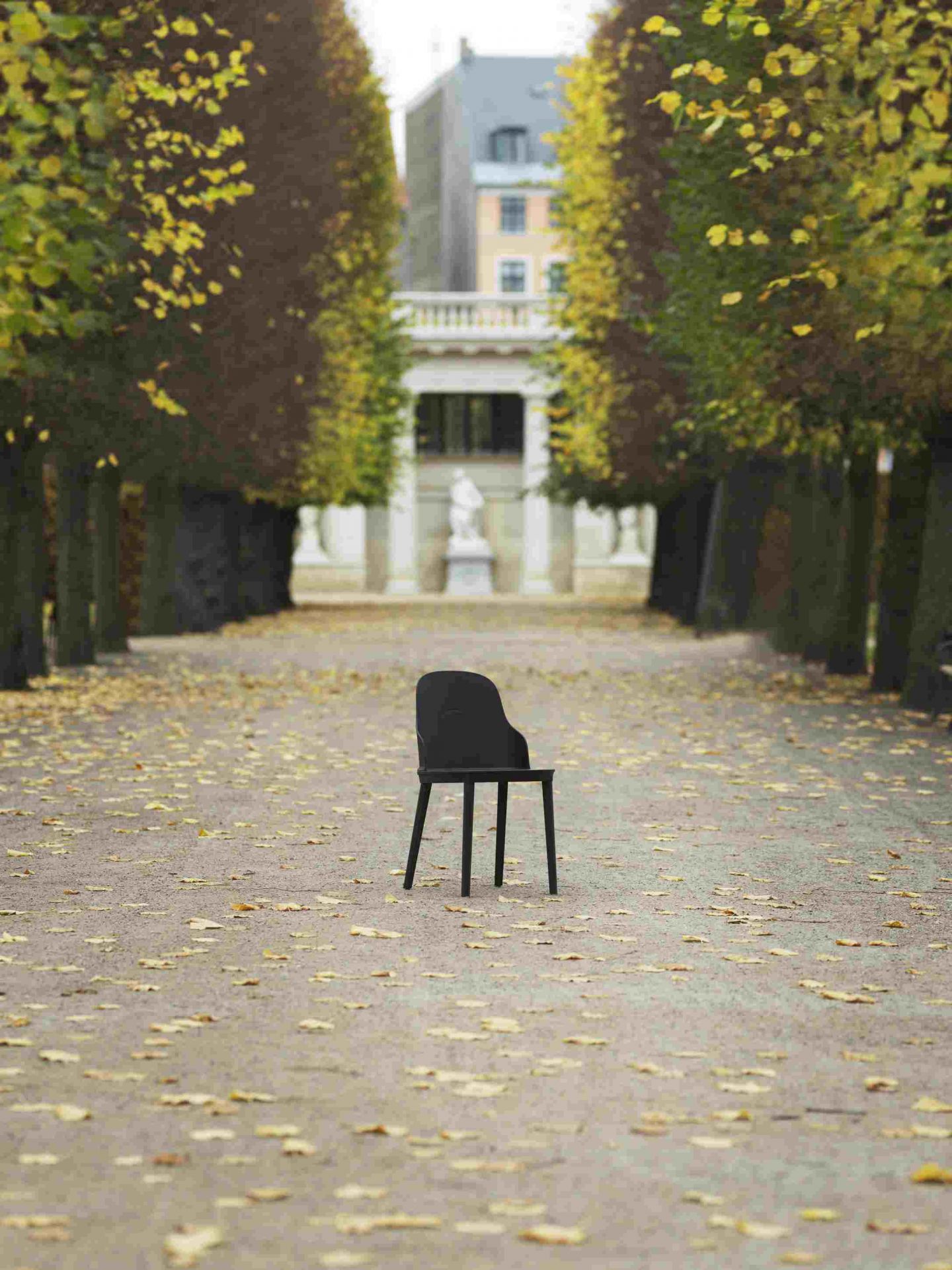 Schwarzer Allez Chair PP Stuhl von Normann Copenhagen im Park mit Bäumen und Herbstlaub.