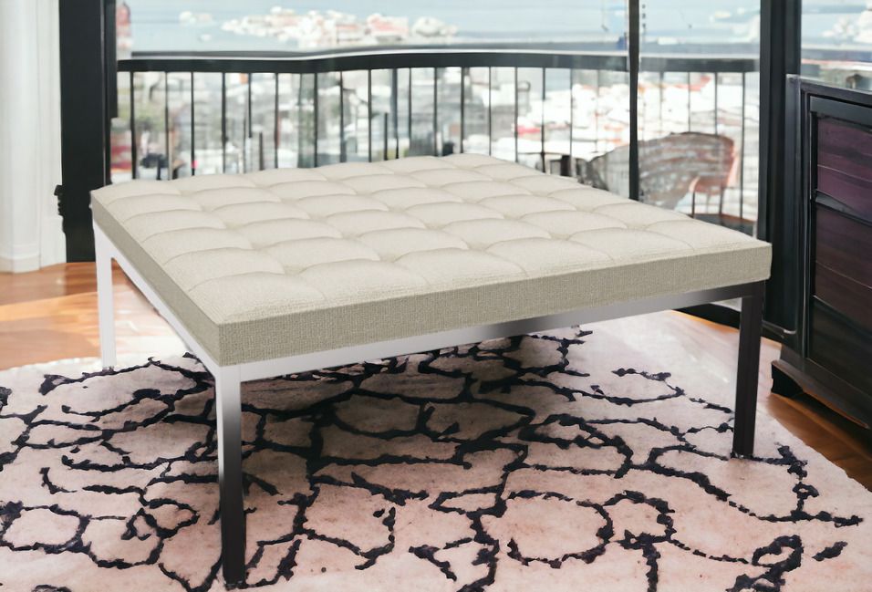 Quadratische, beige Florence Bank von Knoll International mit gesteppter Sitzfläche und Metallgestell.