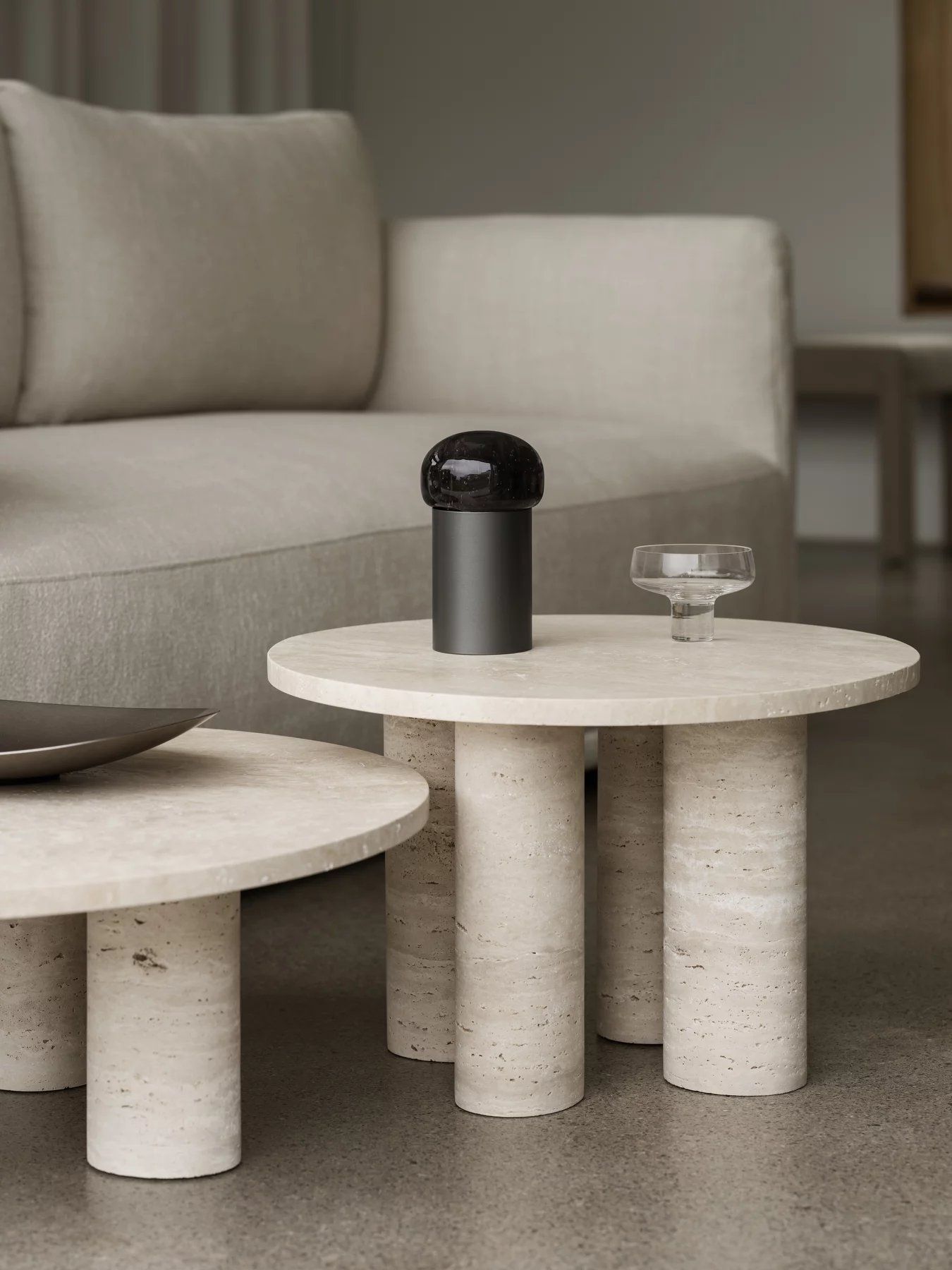 Blomus Volos Beistelltisch, runder Couchtisch aus Travertin mit drei zylindrischen Beinen, modernes Wohnzimmer-Design.