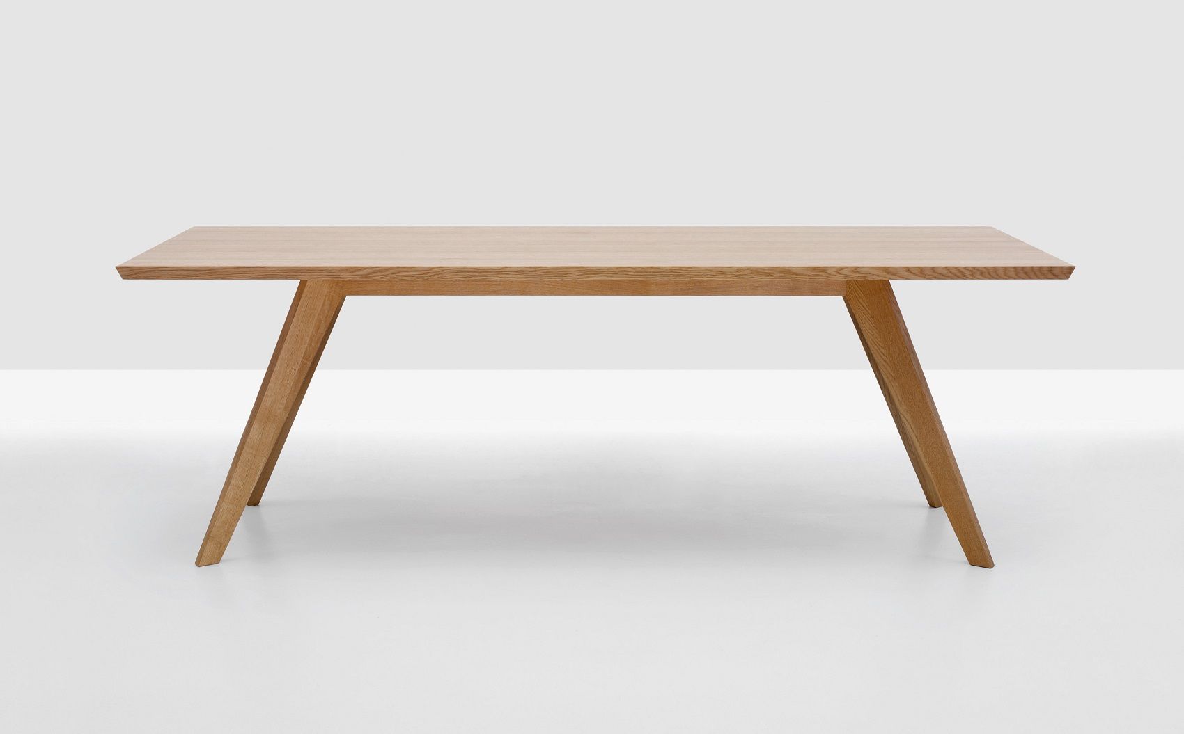 CENA Tisch, rechteckiger Esstisch aus hellem Holz mit schrägen Beinen, modernes Design für Esszimmer.
