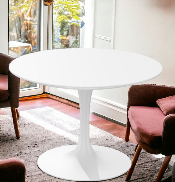 Weißer Saarinen Couchtisch von Knoll International mit runder Tischplatte und Tulpenfuß.