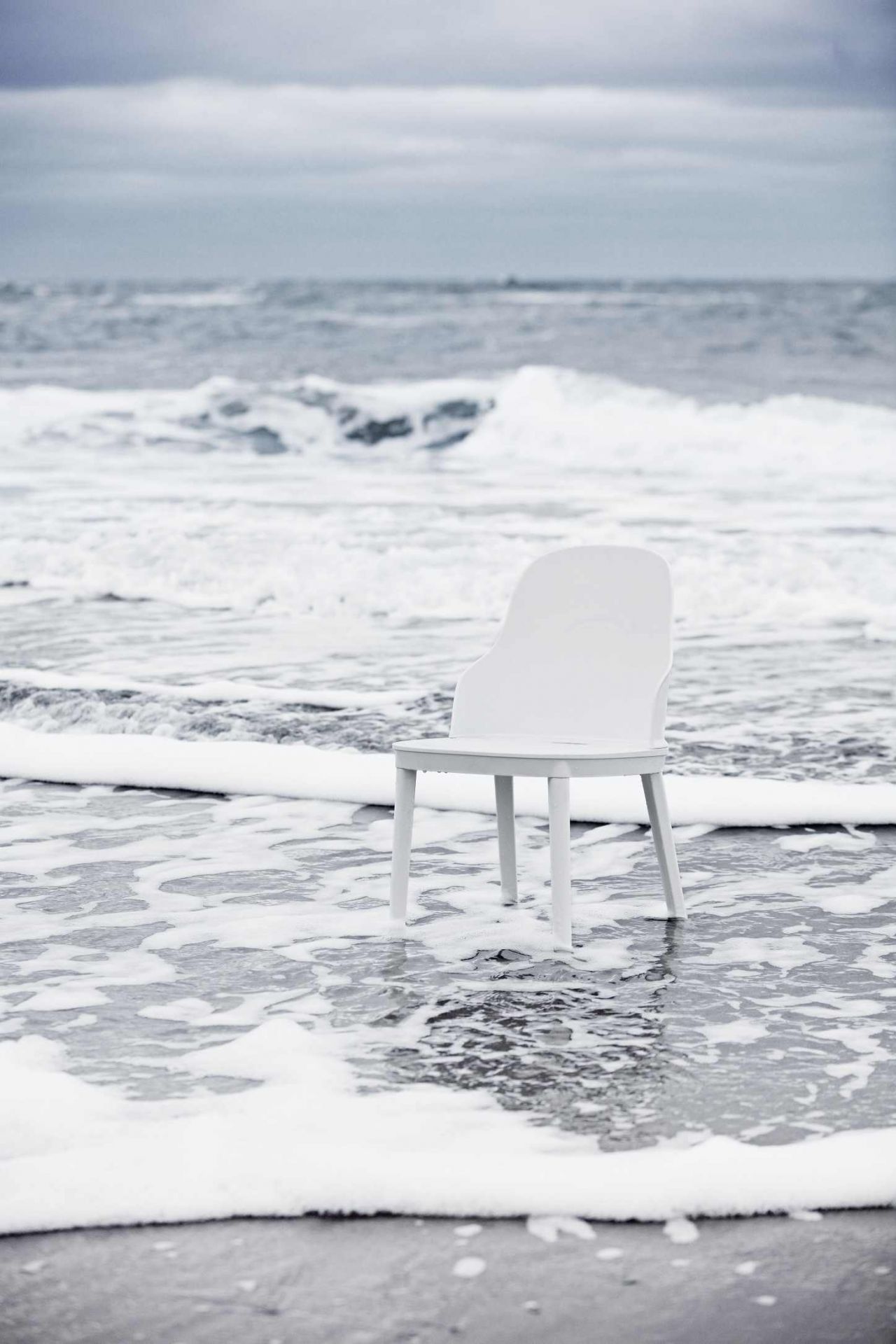 Weißer Allez Chair PP Stuhl von Normann Copenhagen steht im Wasser am Strand.