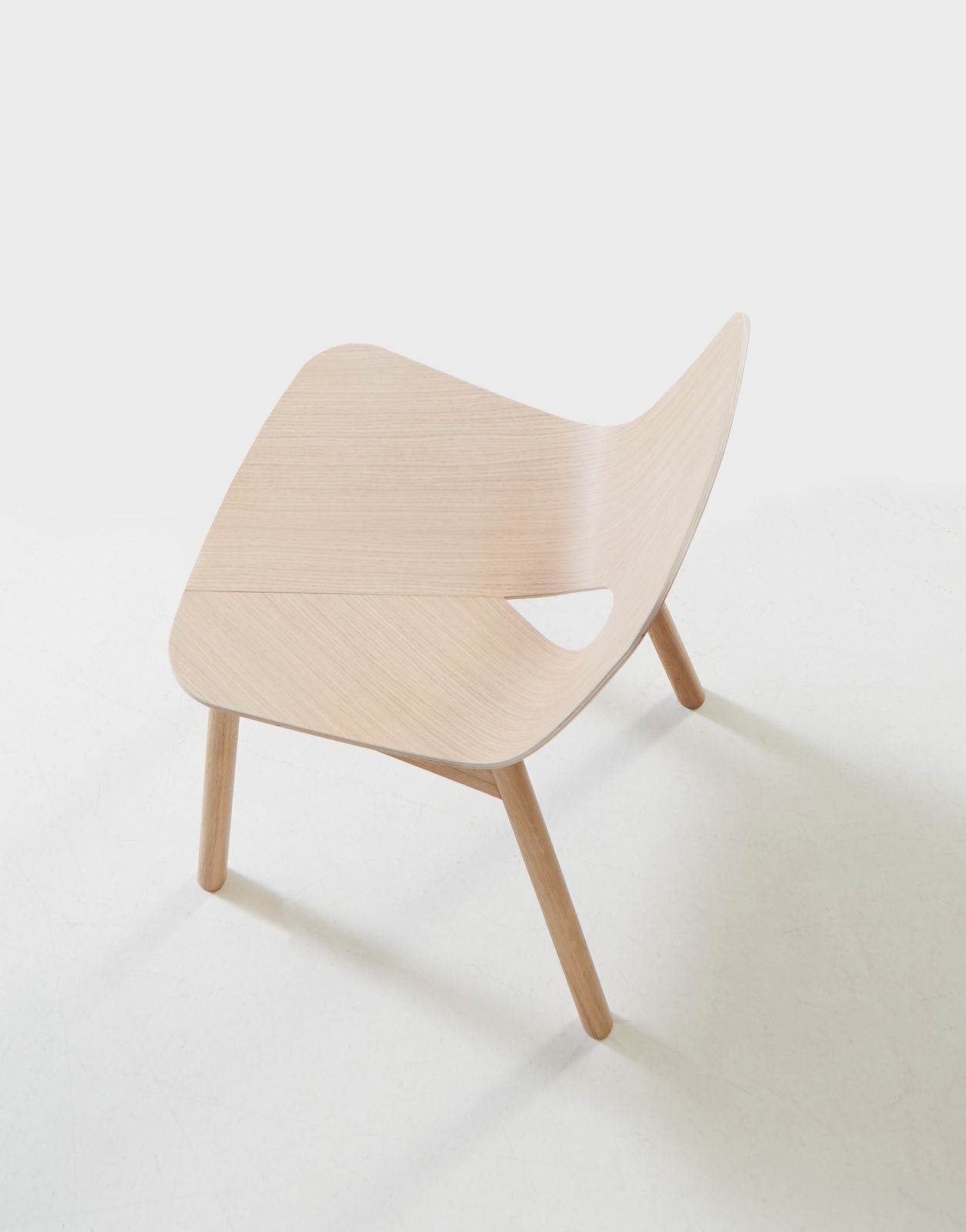 Mono Dining Chair Stuhl von Woud aus hellem Holz, minimalistisches Design für Esszimmer und Wohnbereich.